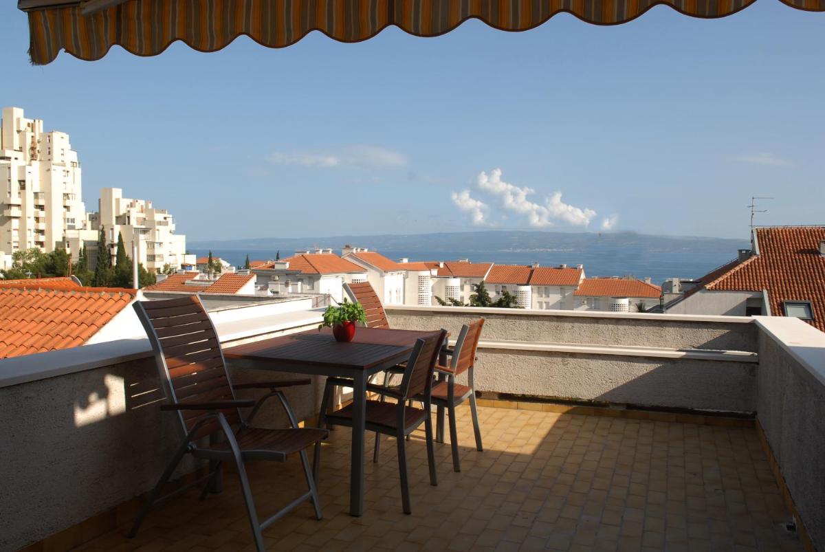 Apartment with Terrace - Photo 15