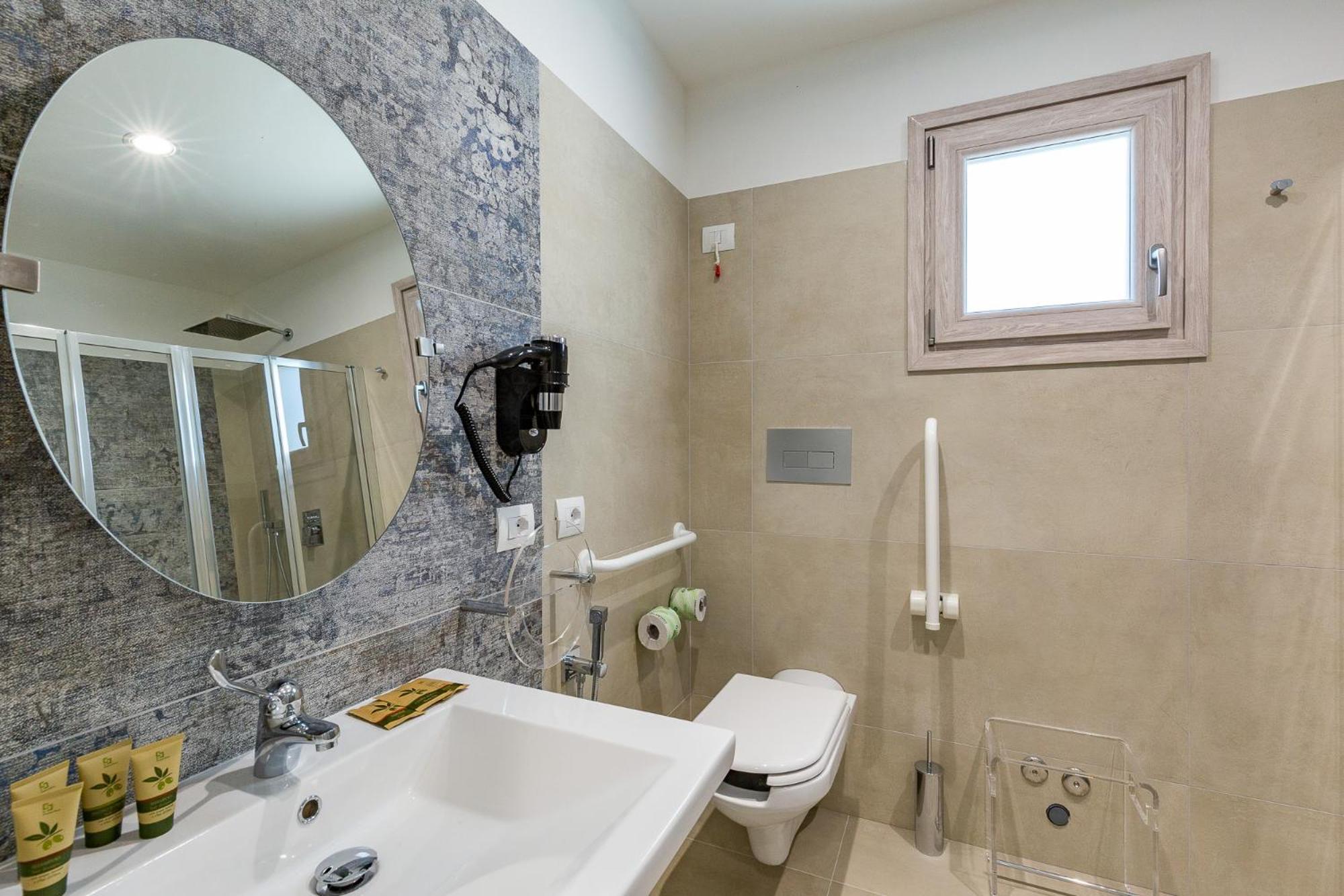 Double or Twin Room with Sea View photo 3