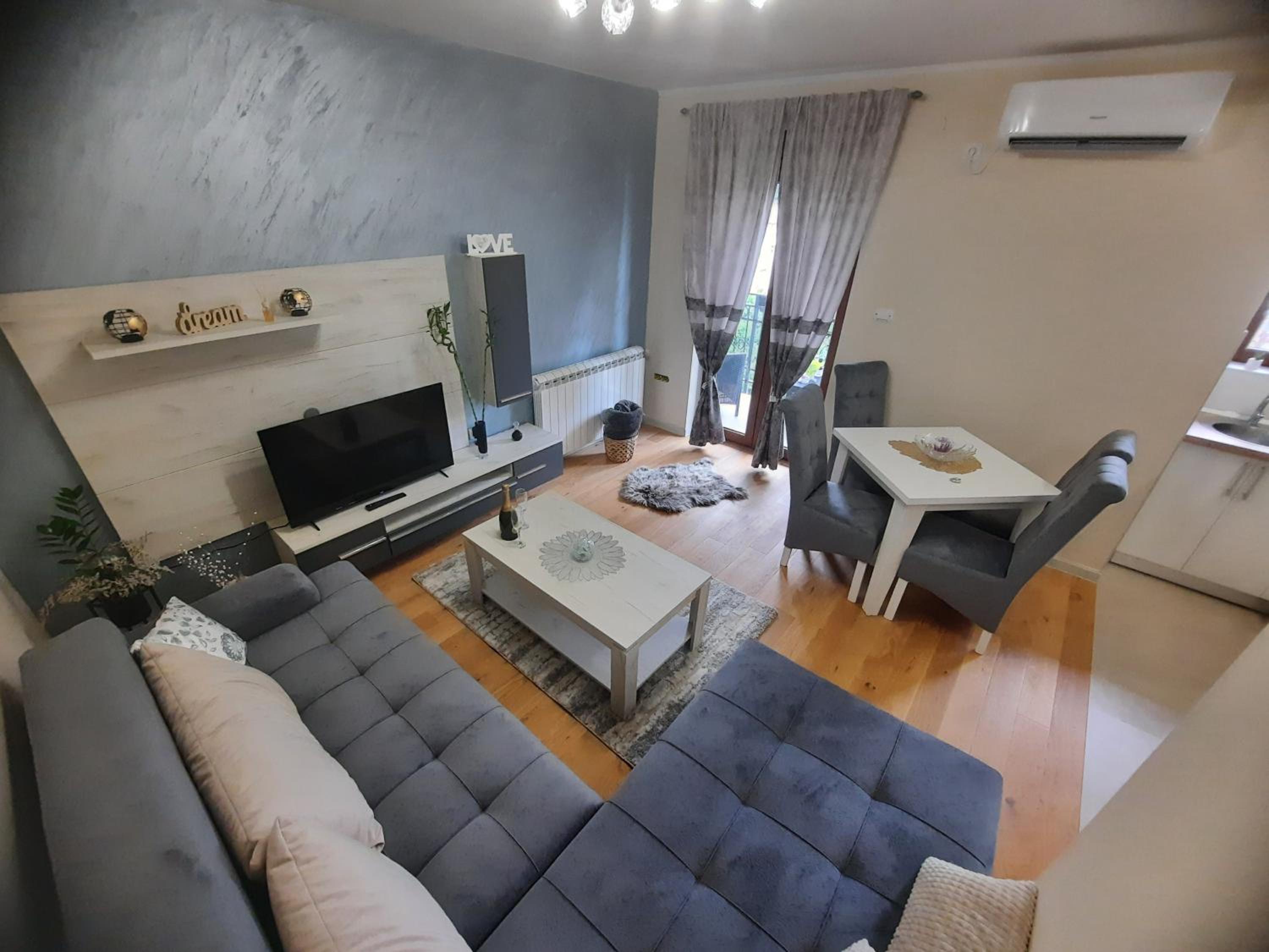 One-Bedroom Apartment photo 1