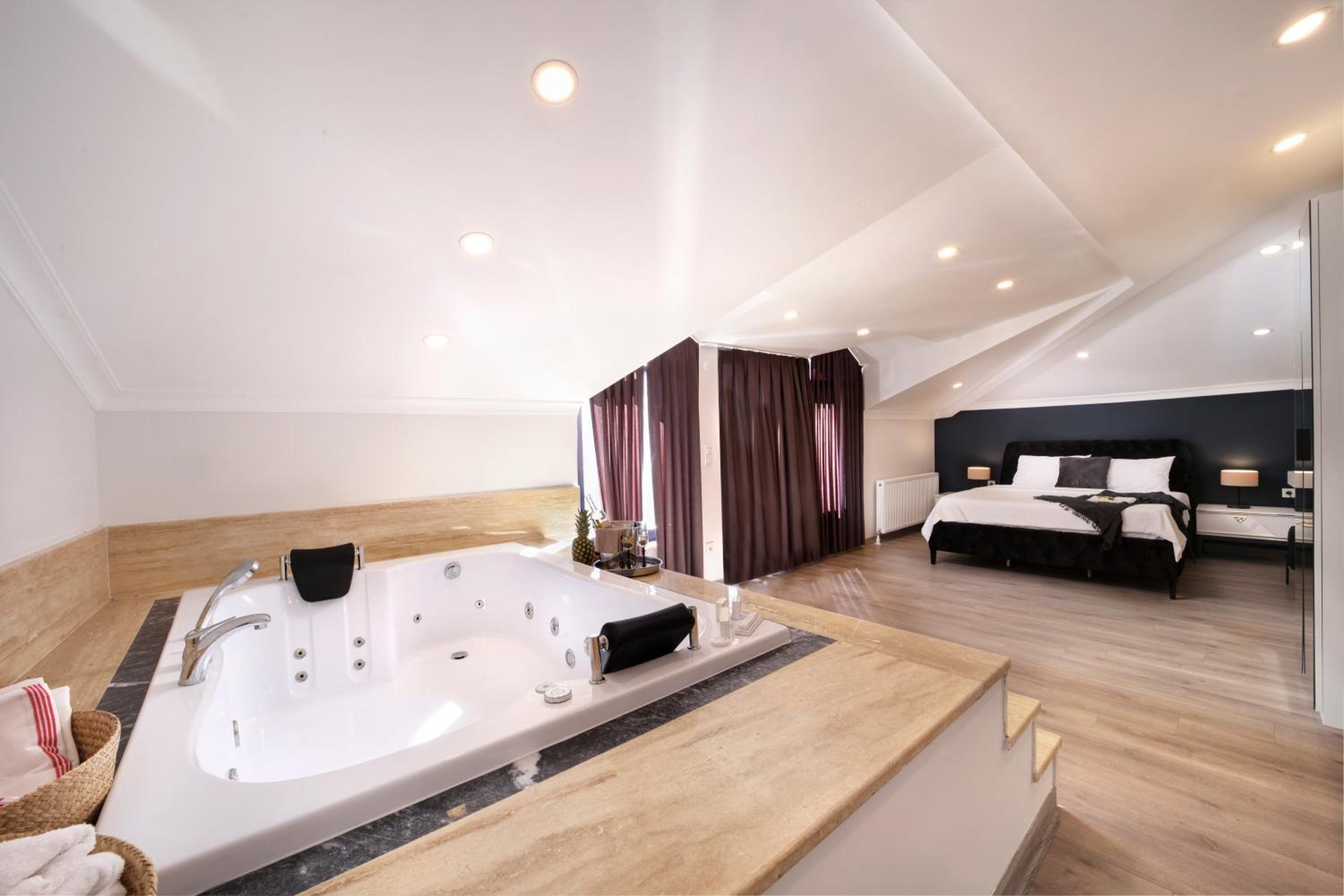 Deluxe Suite with Spa Bath photo 1