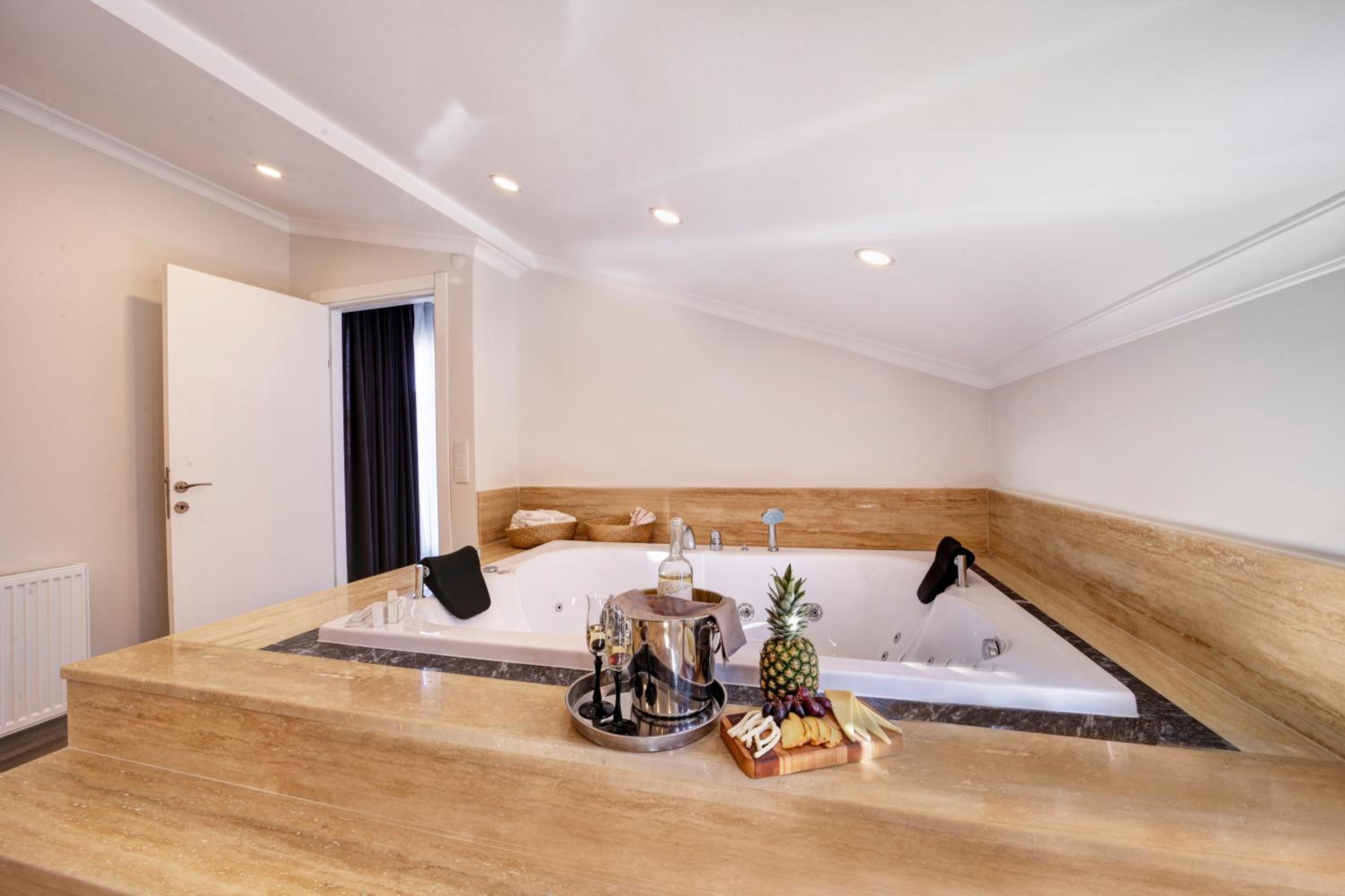Deluxe Suite with Spa Bath photo 2
