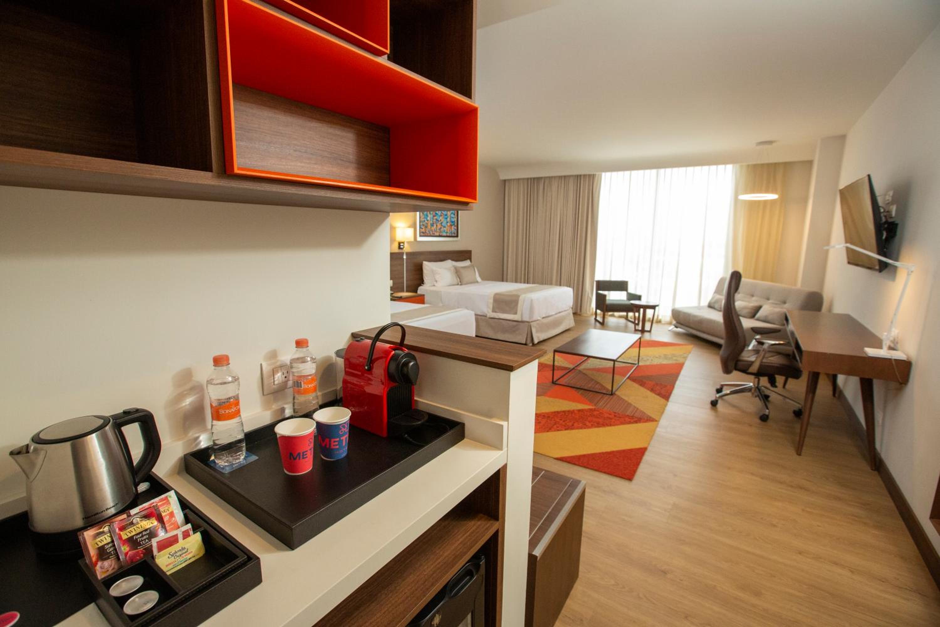 Suite with City View - Photo 4
