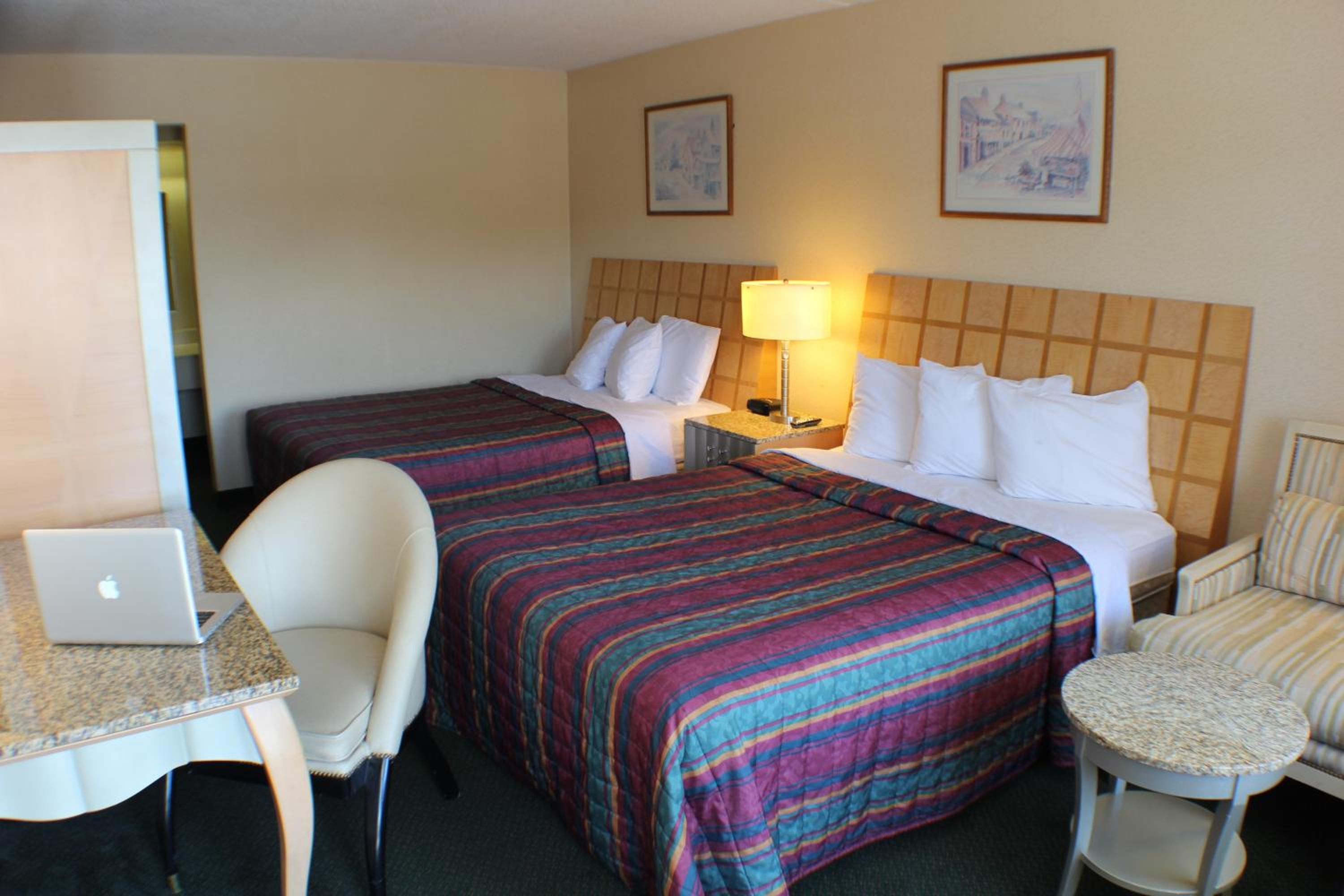 Queen Room with Two Queen Beds - Non-Smoking photo 3