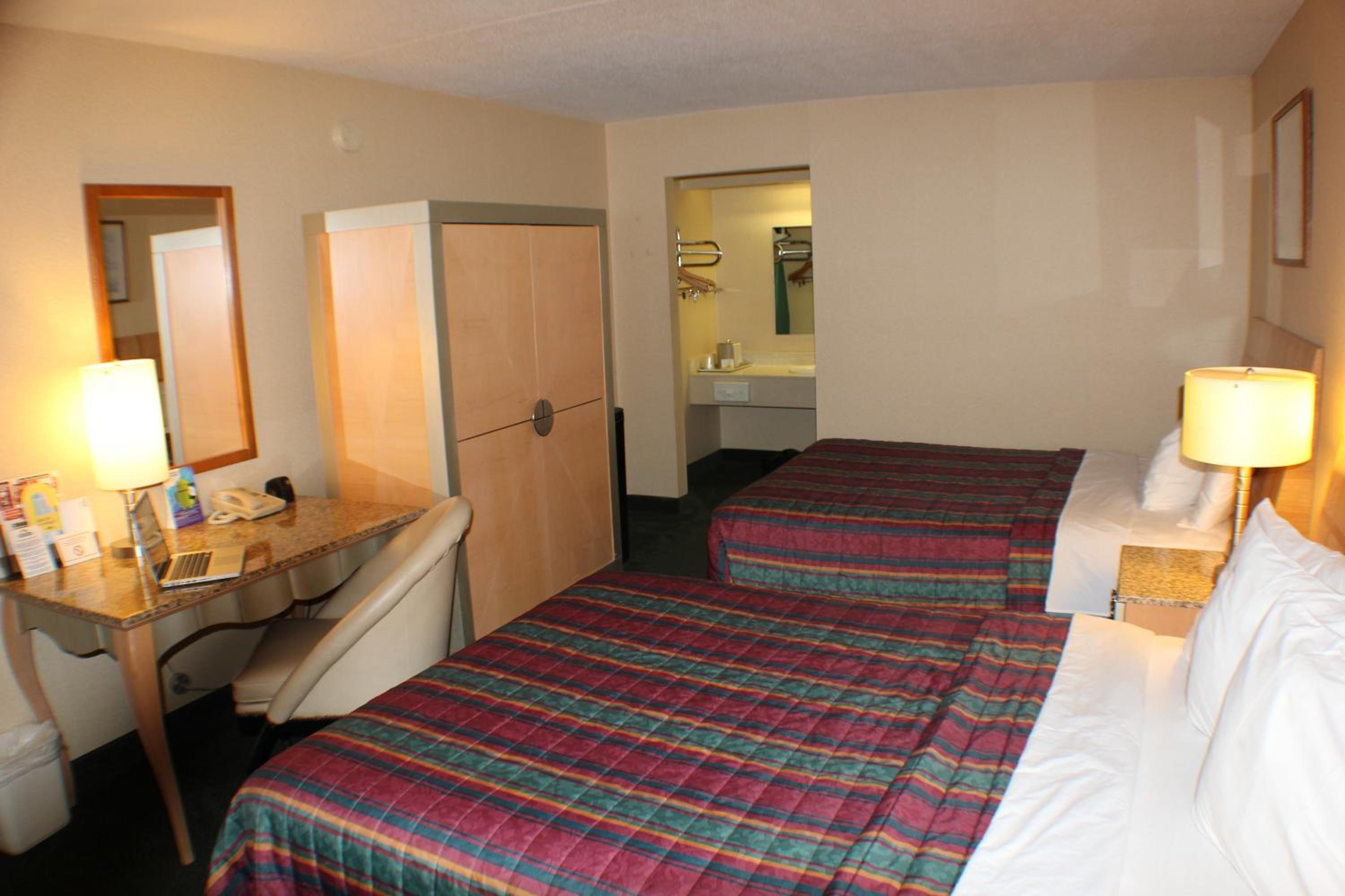 Queen Room with Two Queen Beds - Non-Smoking photo 2
