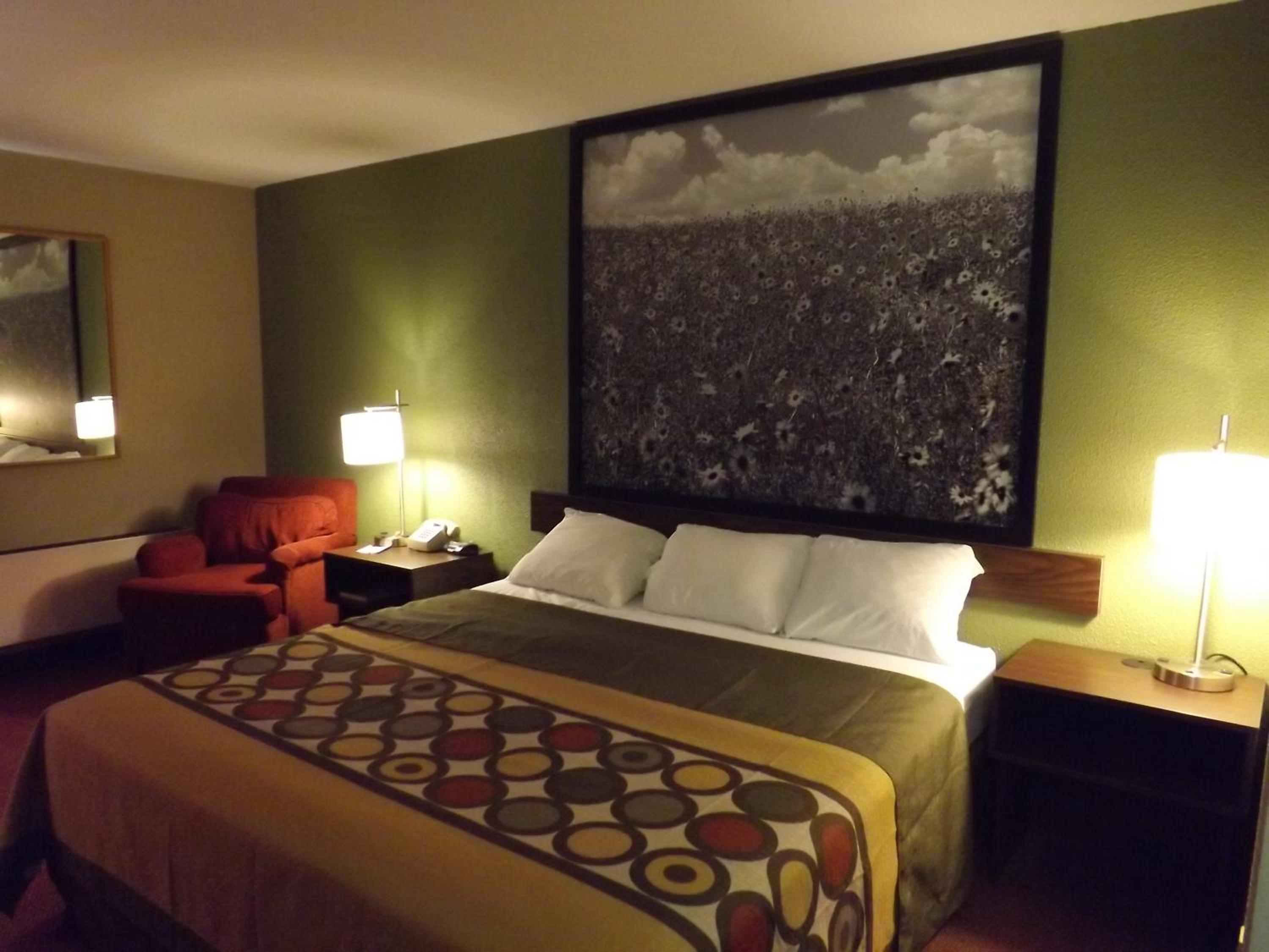 King Room - Non-Smoking - Photo 4