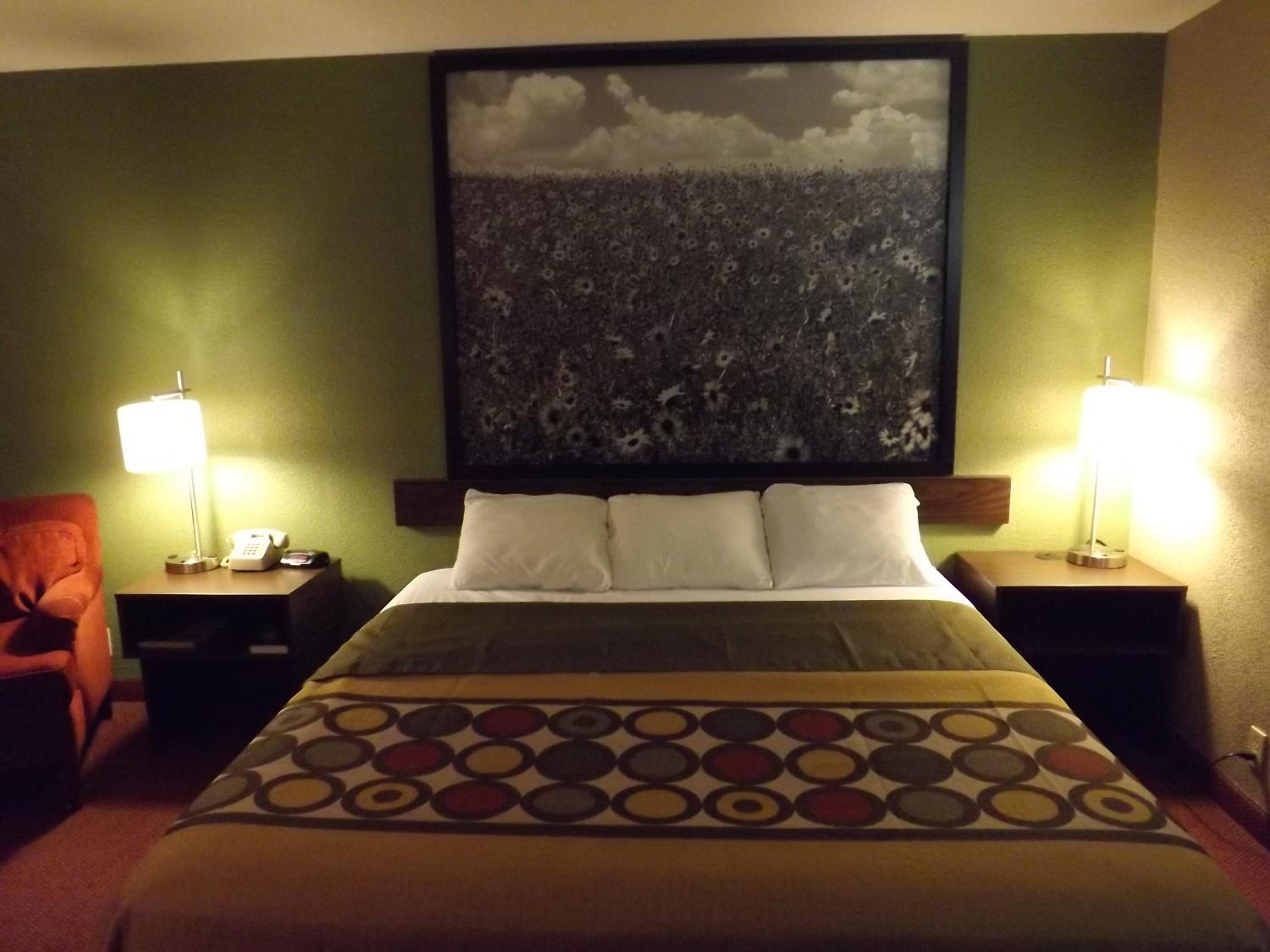 King Room - Non-Smoking - Photo 6