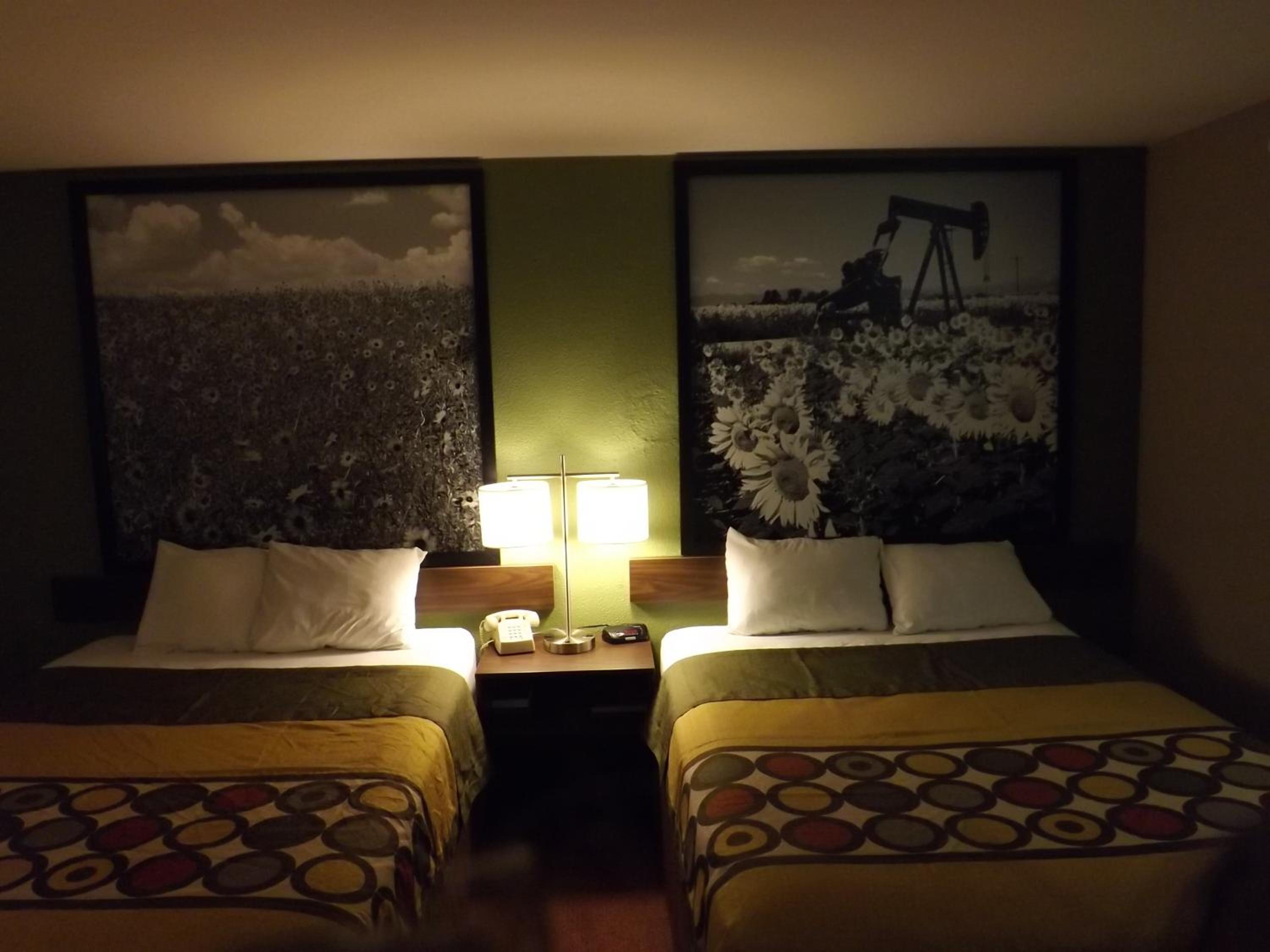 Queen Room with Two Queen Beds - Non-Smoking - Photo 10