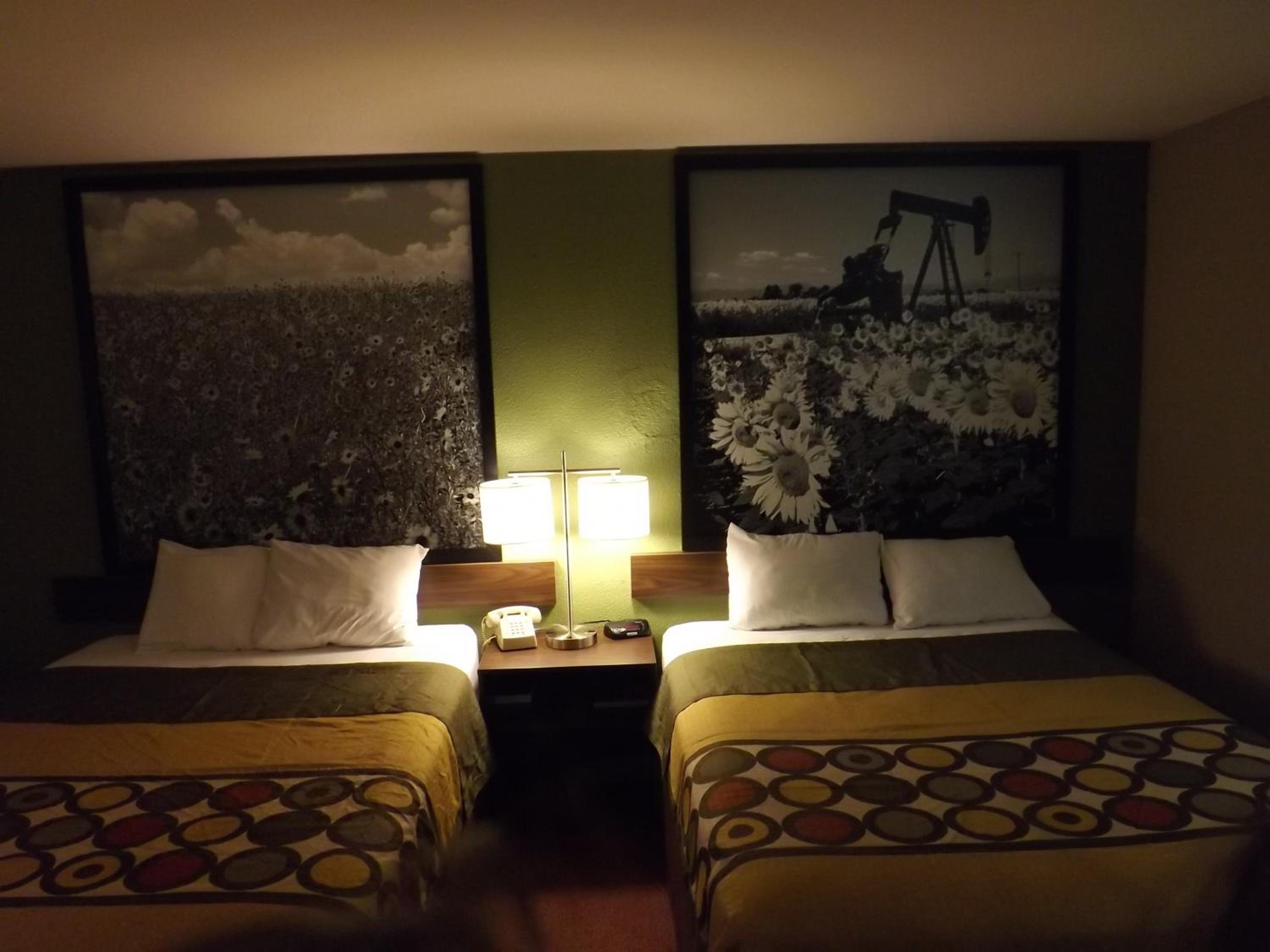 Queen Room with Two Queen Beds - Non-Smoking - Photo 4