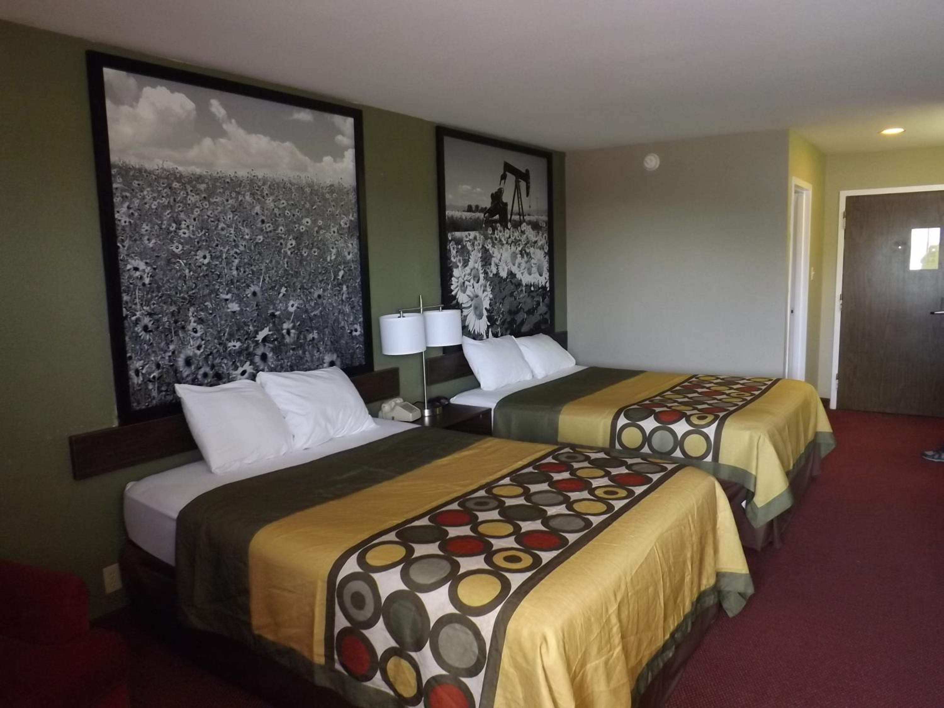 Queen Room with Two Queen Beds - Non-Smoking - Photo 3