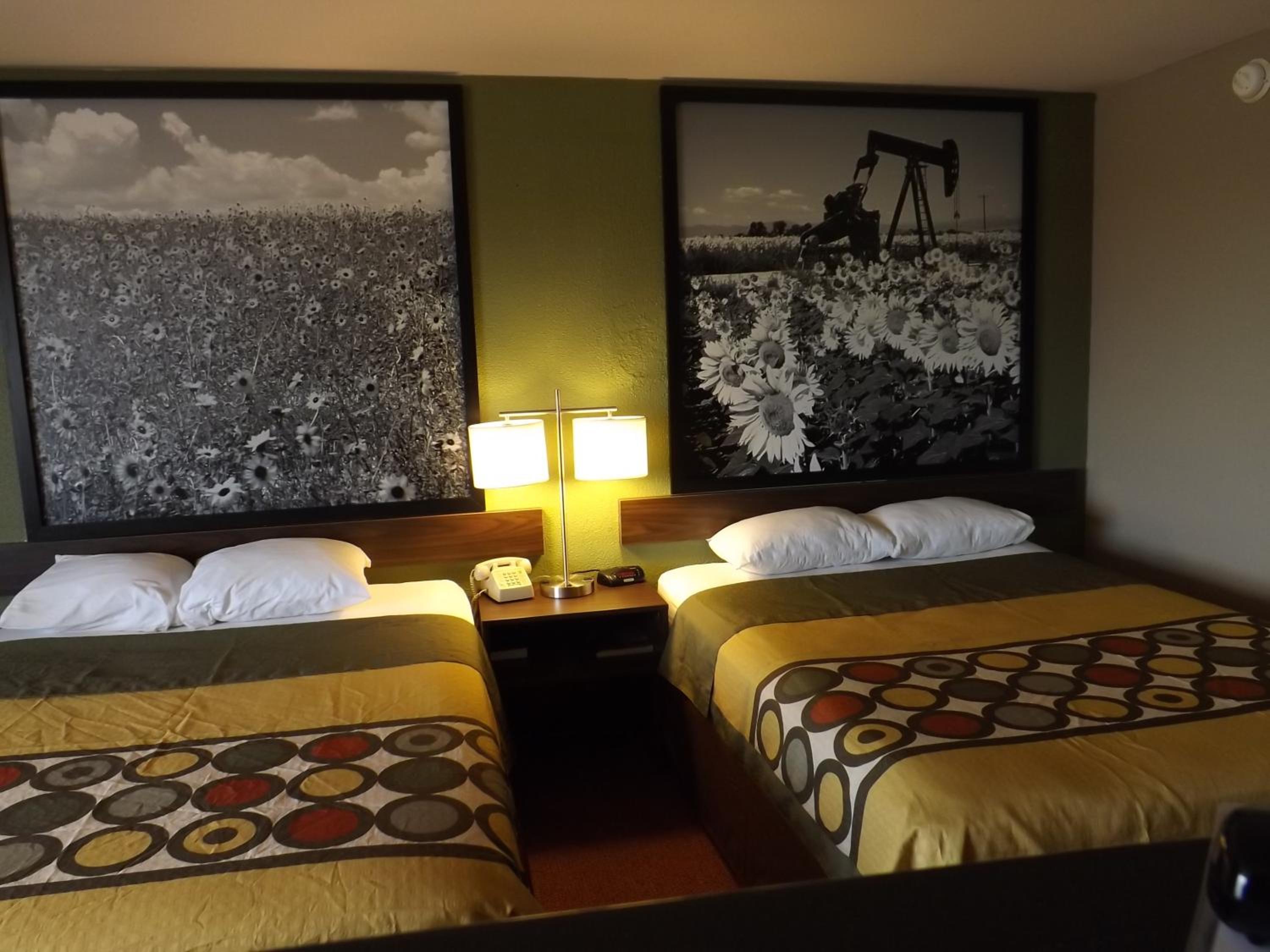 Queen Room with Two Queen Beds - Non-Smoking - Photo 11