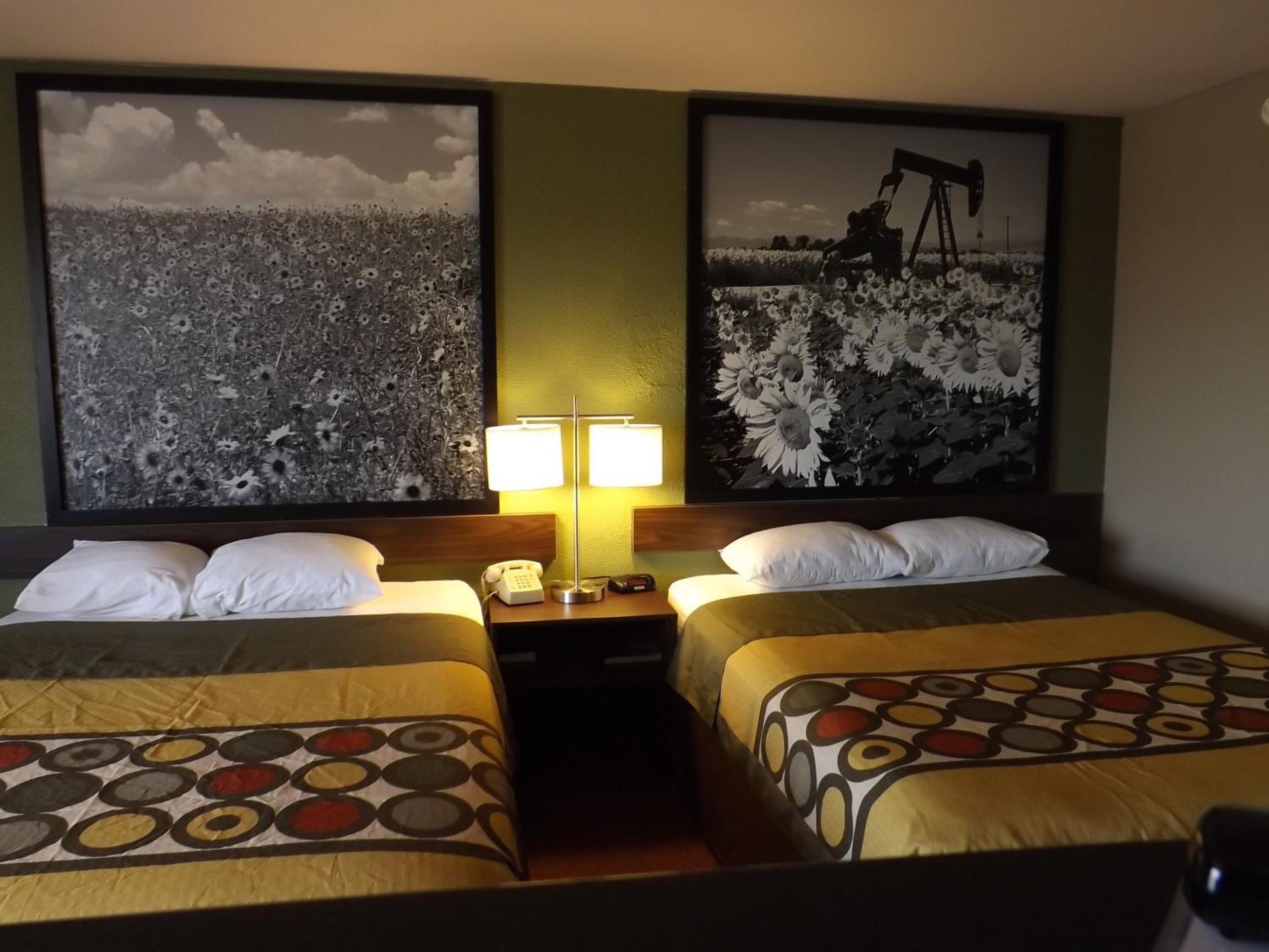 Queen Room with Two Queen Beds - Non-Smoking - Photo 5