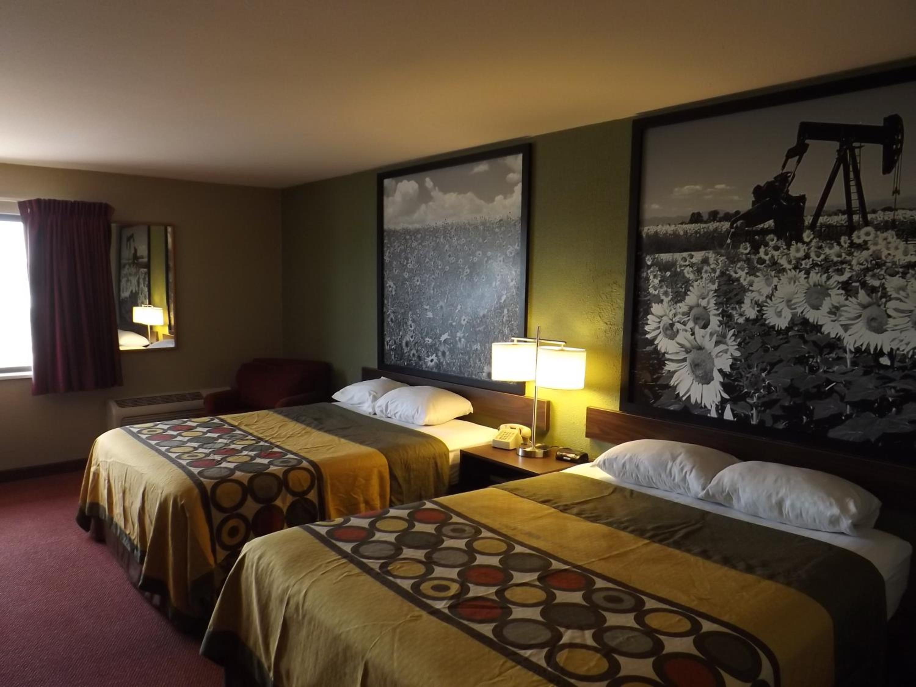 Queen Room with Two Queen Beds - Non-Smoking - Photo 6