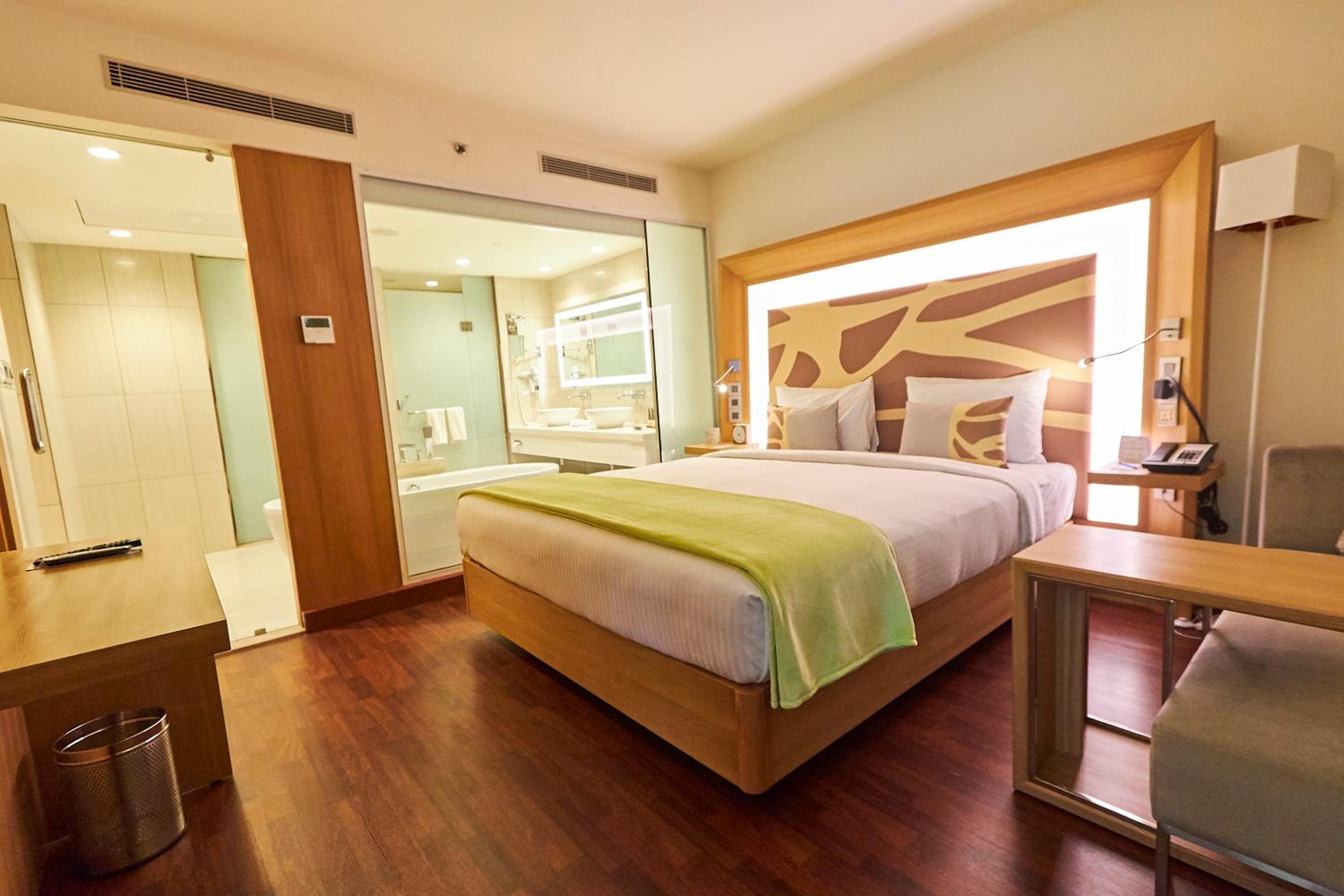 Executive Suite King bed with Cocktail Hours