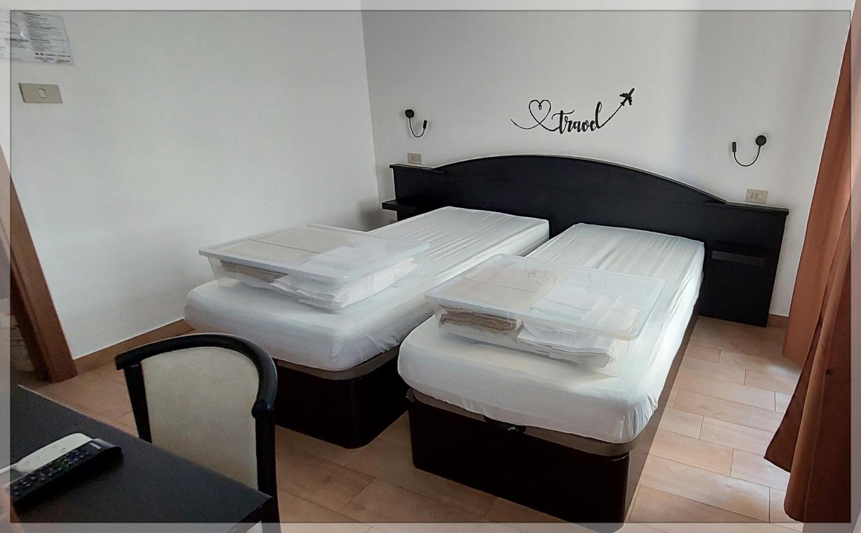 Twin Room with Private Bathroom - Photo 23