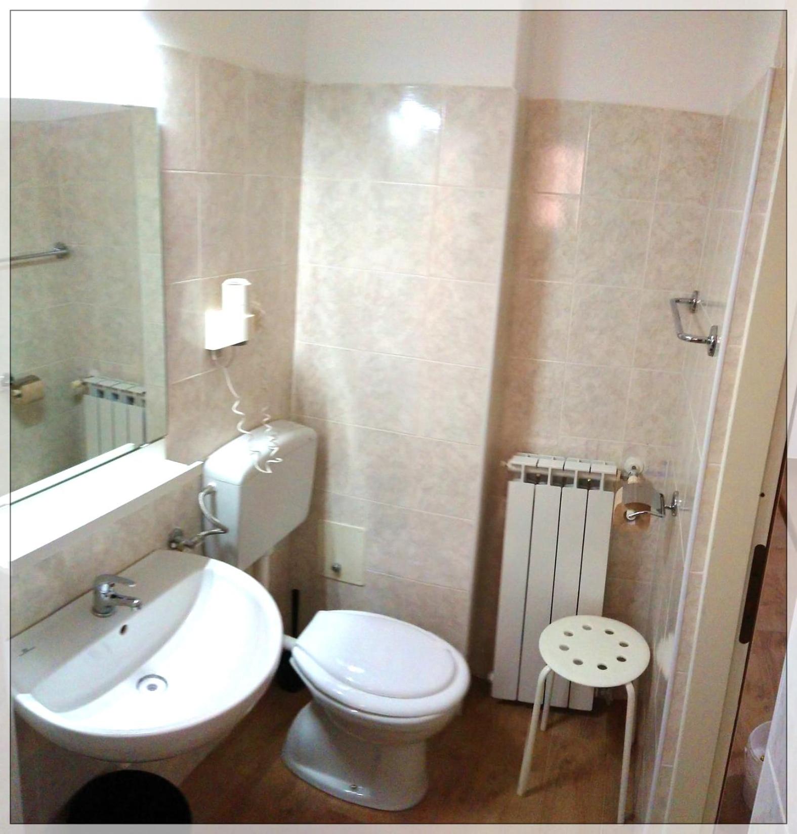 Triple Room with Private Bathroom - Photo 10