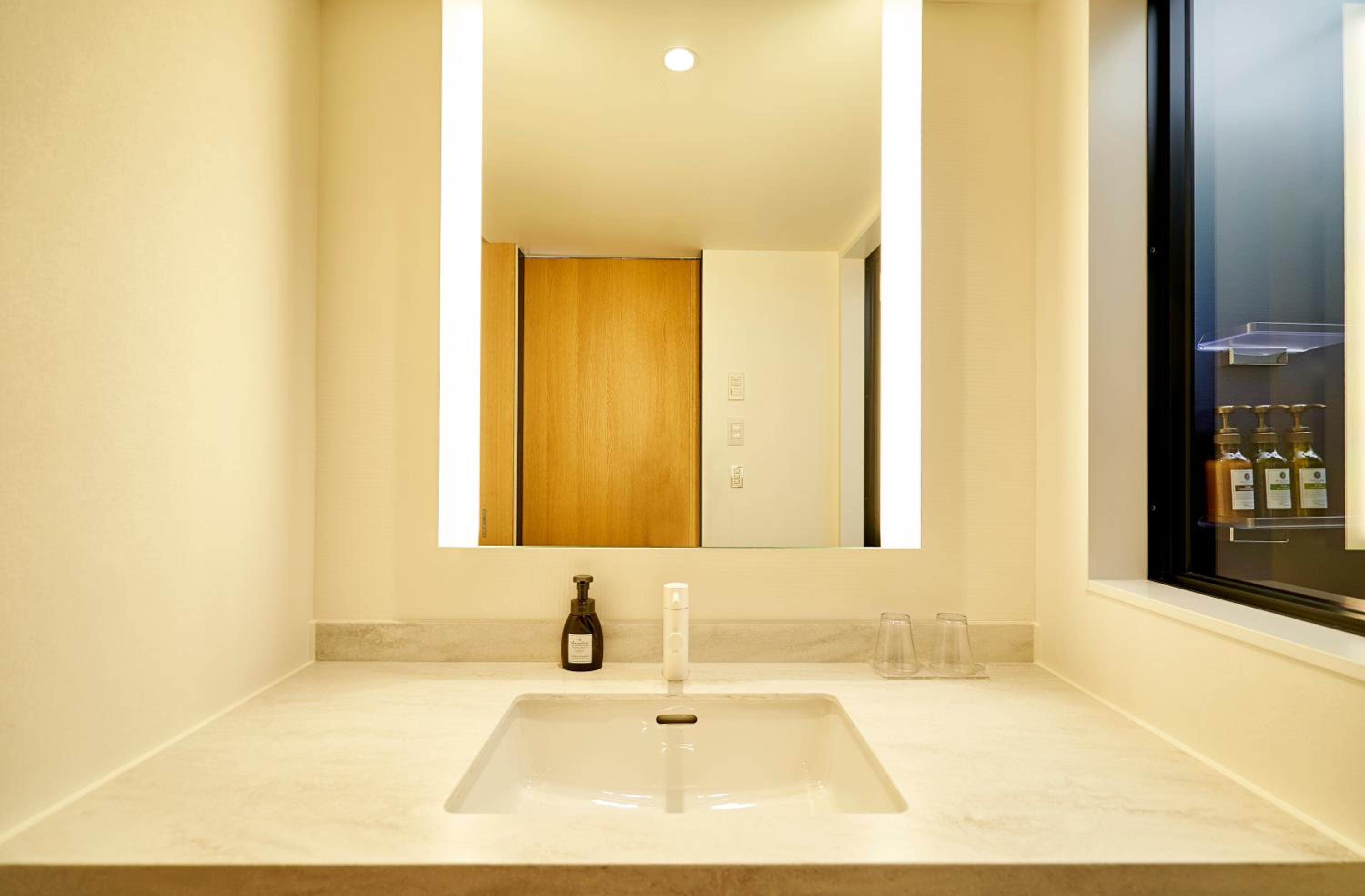 Large Twin Room - Photo 16