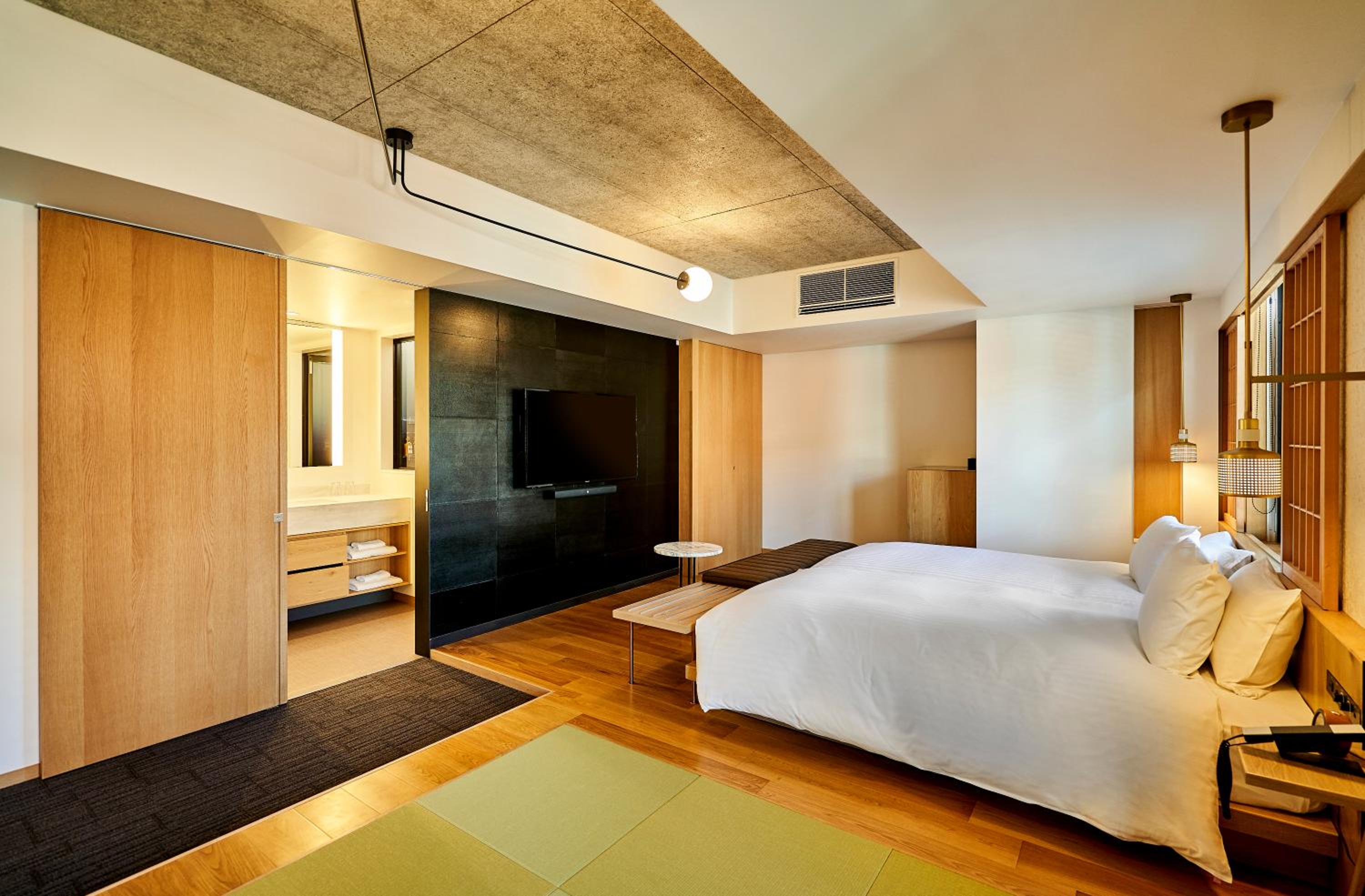 Large Twin Room - Photo 10