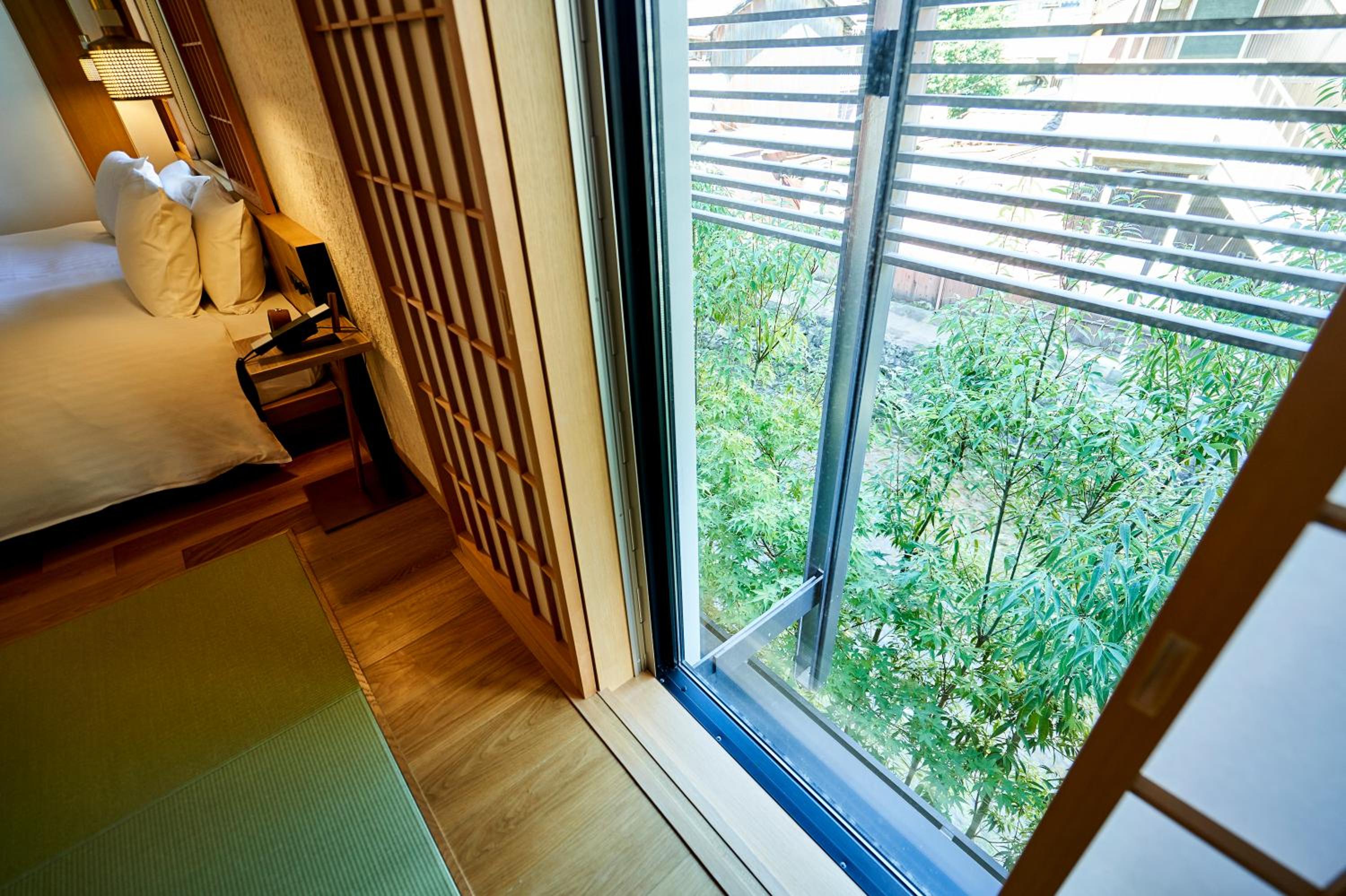 Large Twin Room - Photo 9