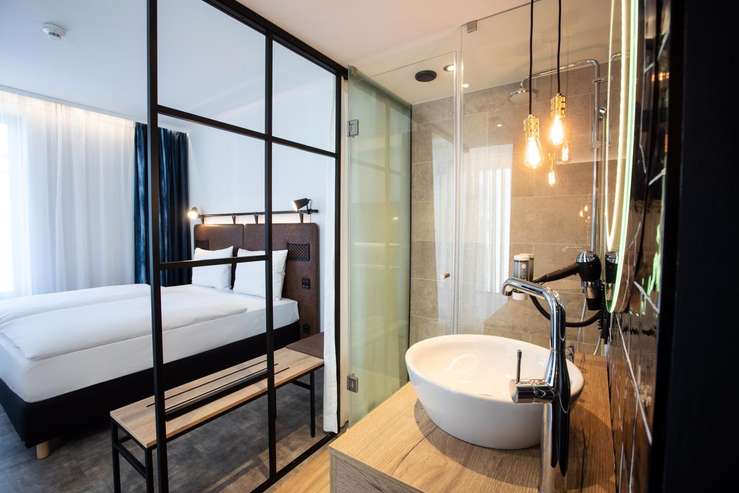 Superior Double Room thumbnail 6