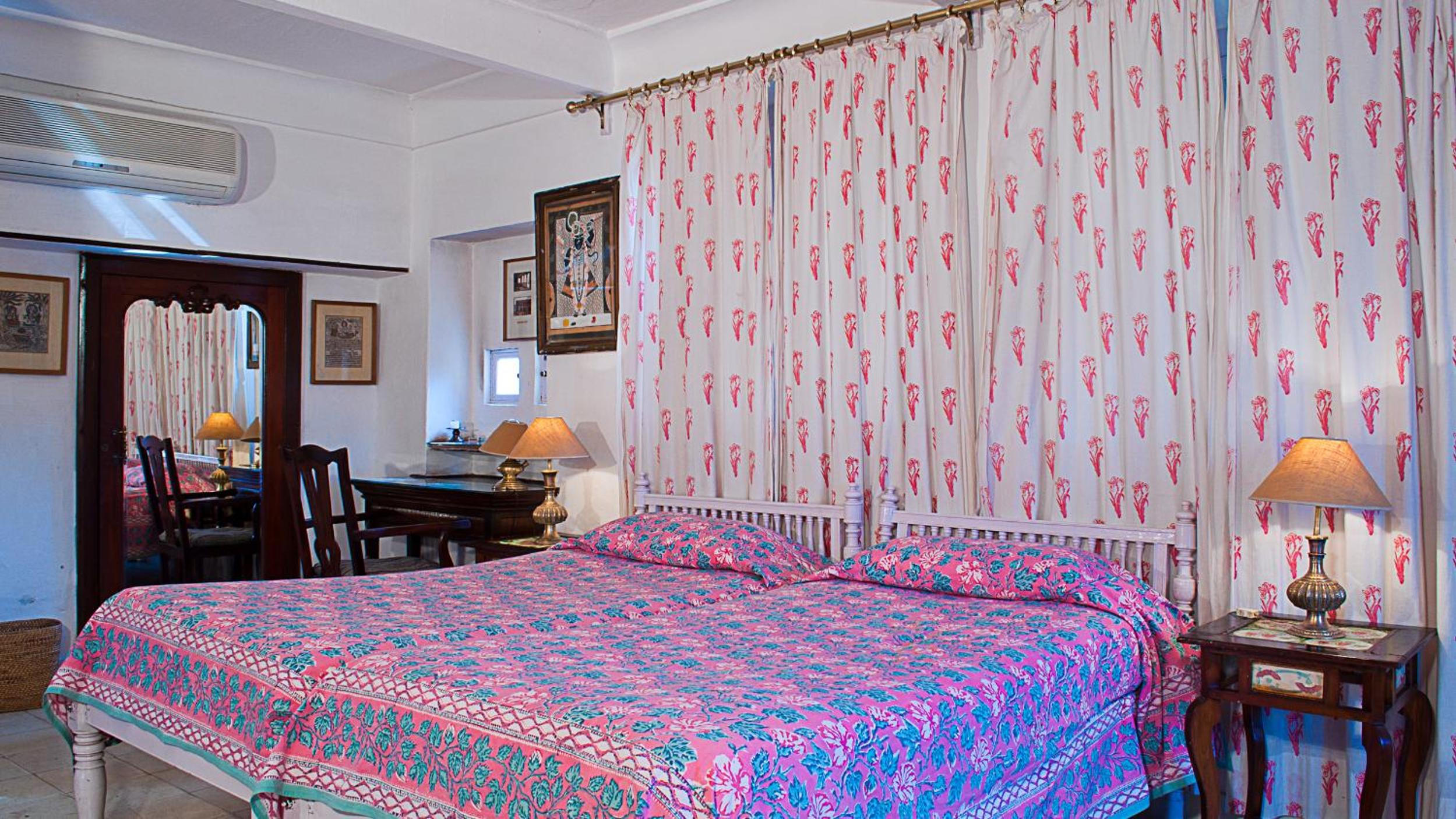 Heritage Romance Room - Enjoy a 10% discount on spa, laundry, and vintage car services, alongside complimentary evening tea, guided fort tours, and morning yoga (7:00 AM – 8:00 AM)