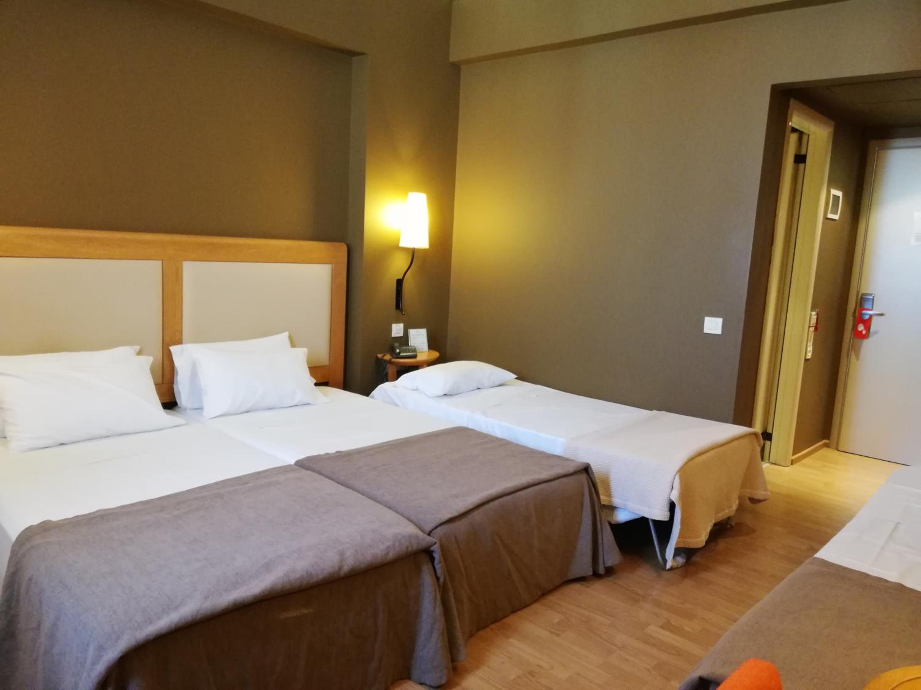 Triple Room (2 Adults + 1 Child) - Photo 4