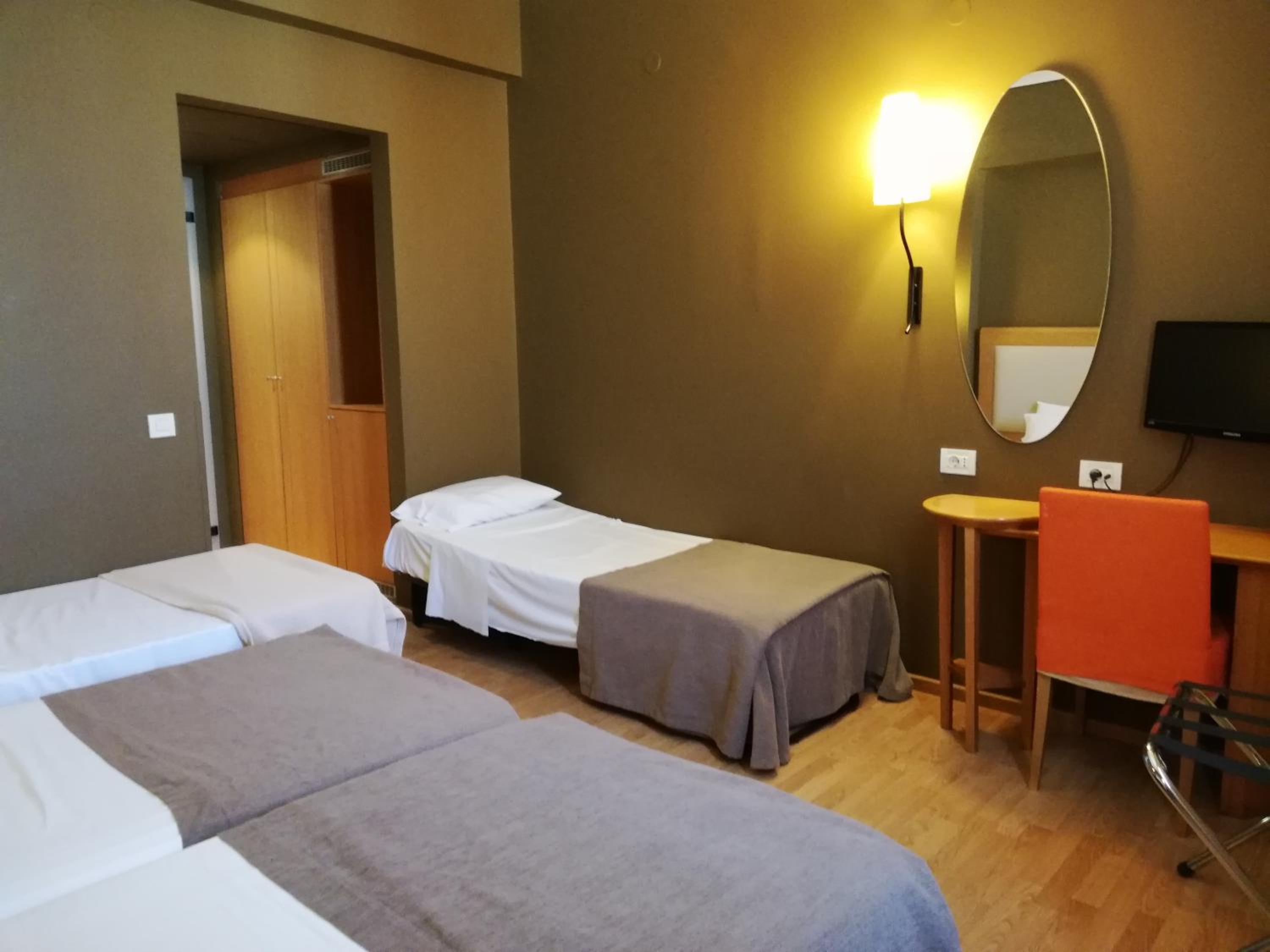 Triple Room with Extra Rollway Bed - Photo 8