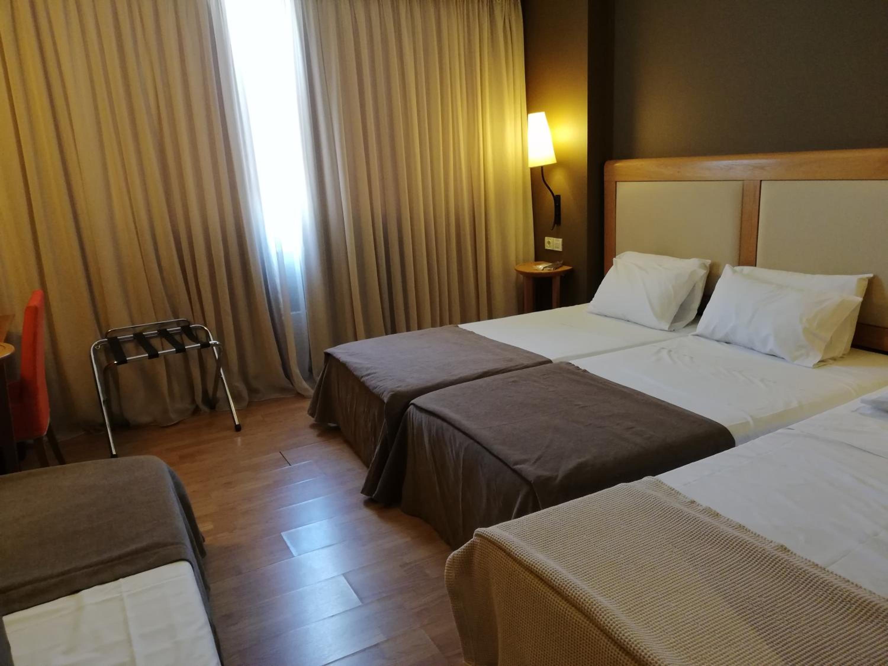 Triple Room (2 Adults + 1 Child) - Photo 3