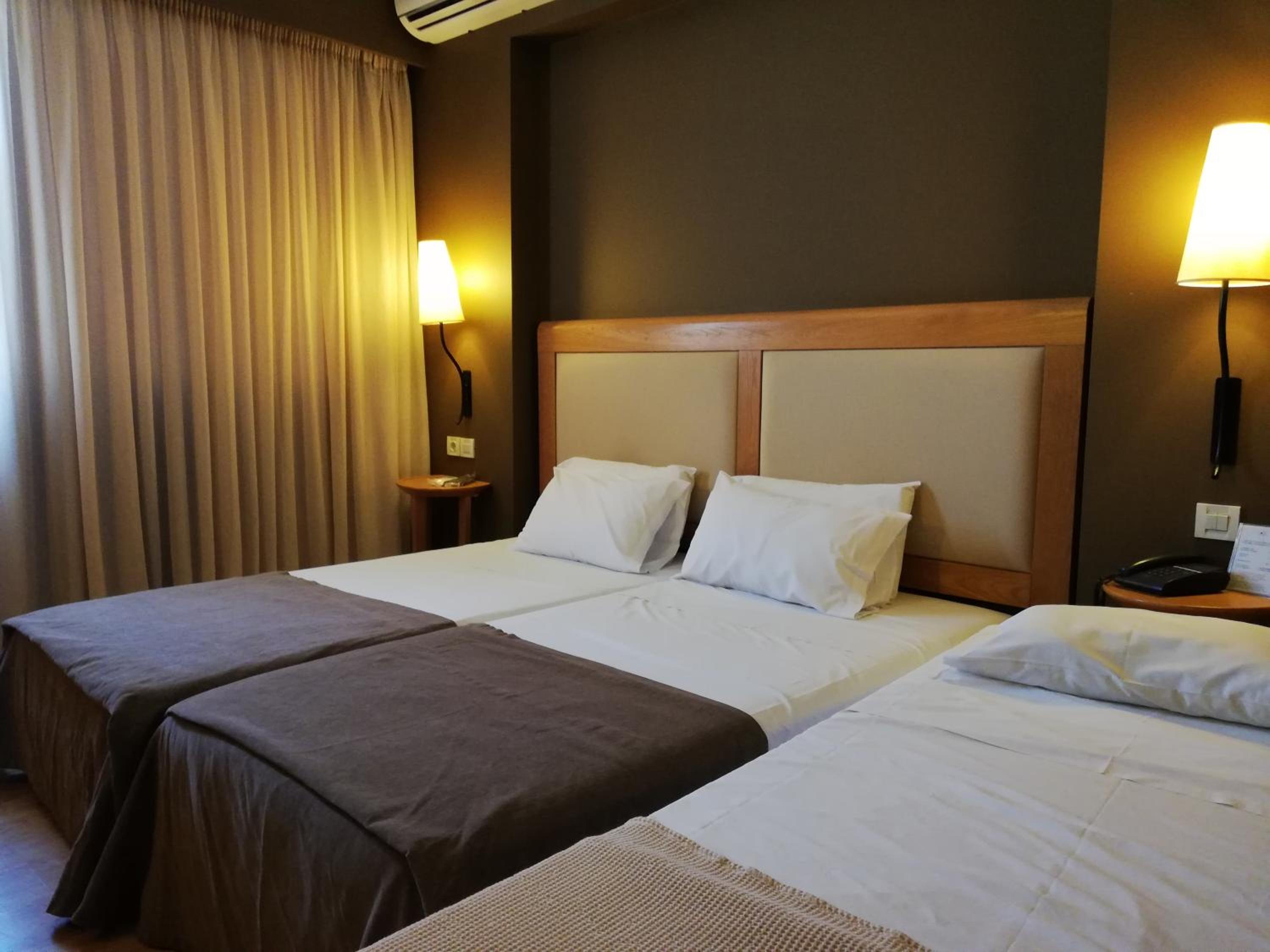 Triple Room with Extra Rollway Bed - Photo 11
