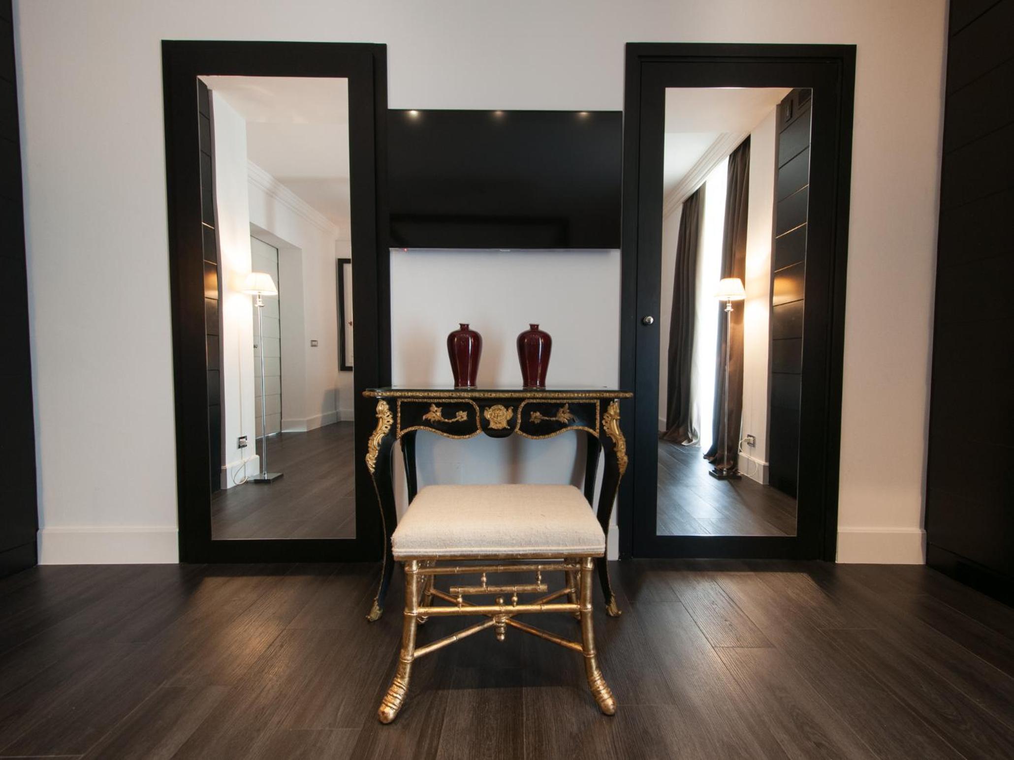 Penthouse Suite with Balcony - Photo 29
