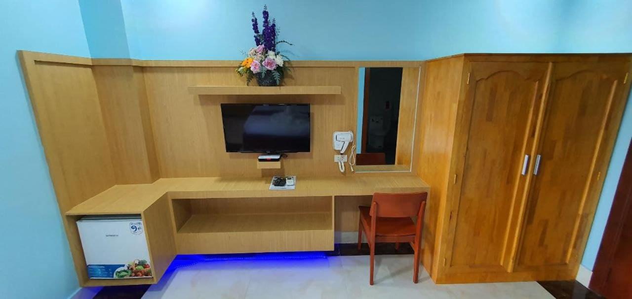 Deluxe Double Room with Balcony - Photo 19