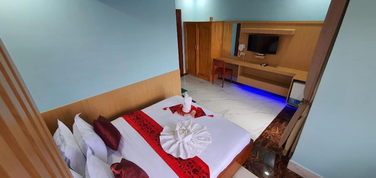 Deluxe Double Room with Balcony - Photo 20