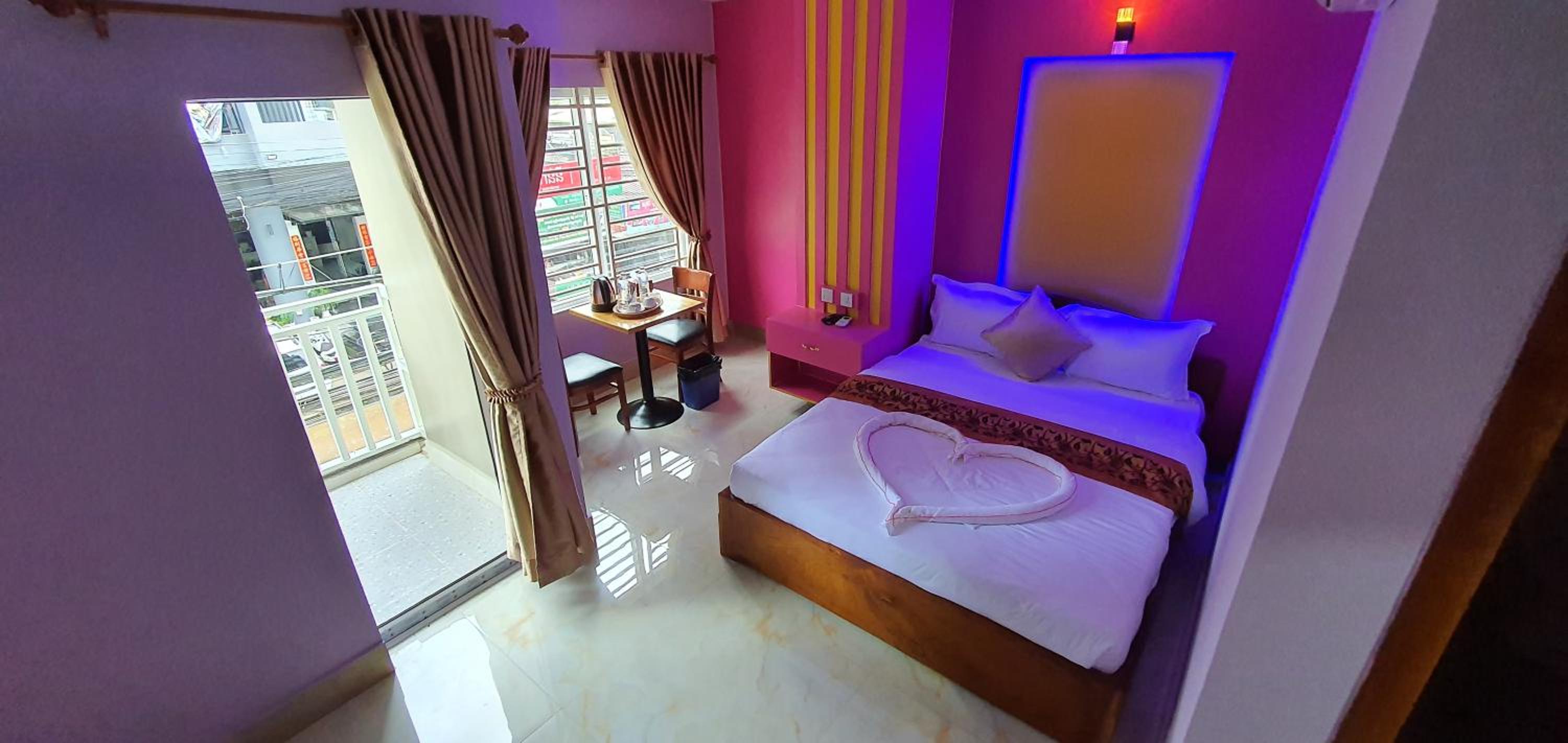 Deluxe Double Room with Balcony - Photo 3