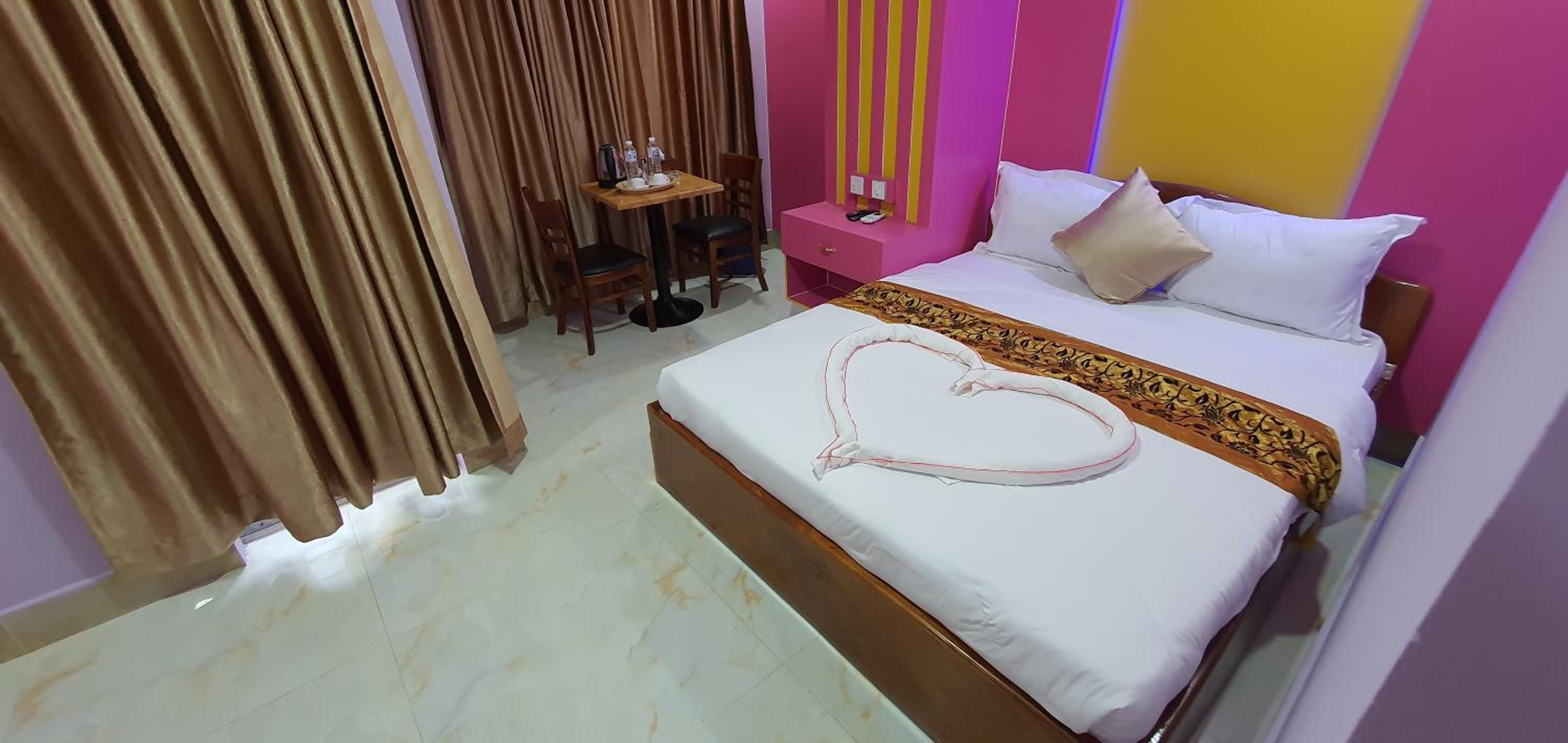 Deluxe Double Room with Balcony - Photo 4