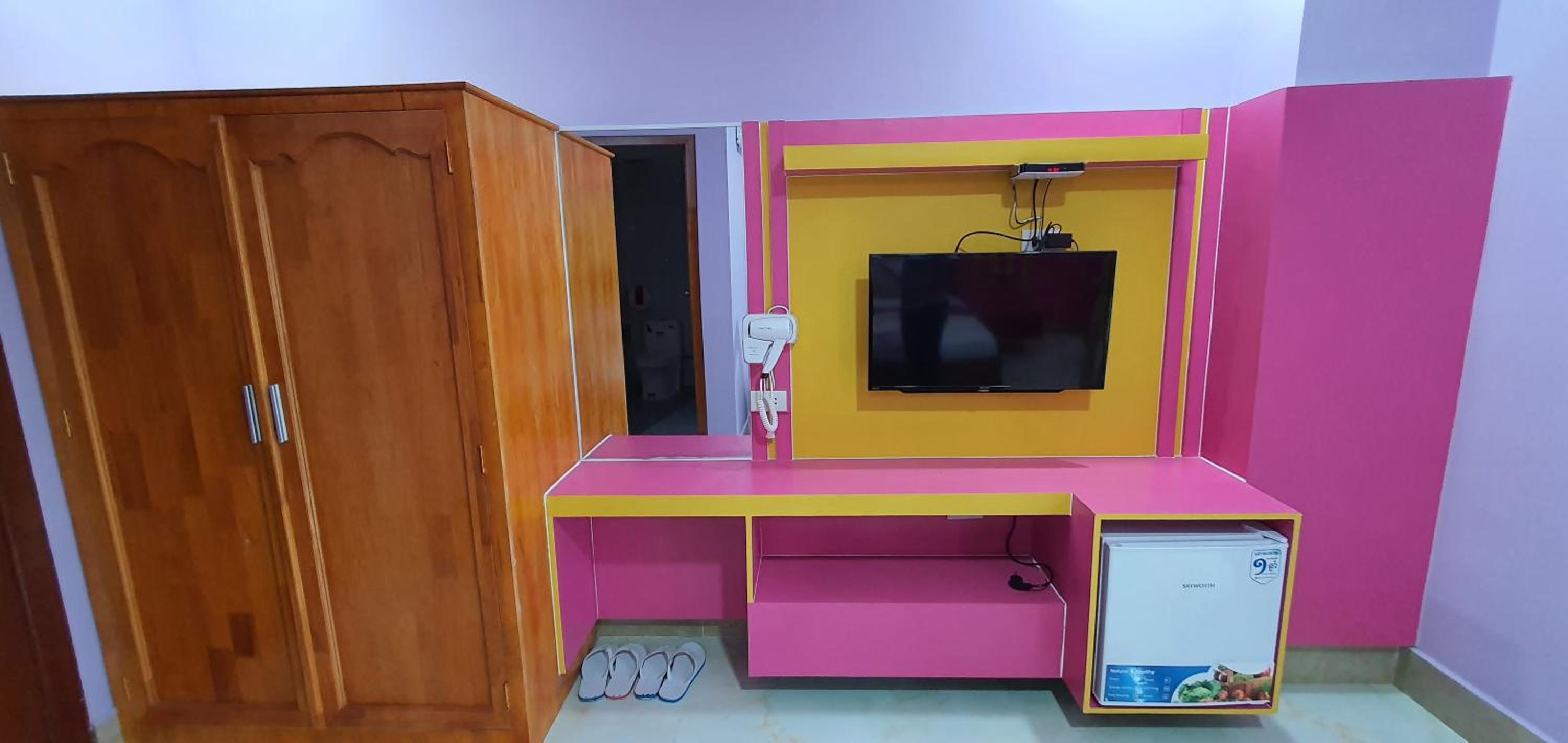 Deluxe Double Room with Balcony - Photo 18