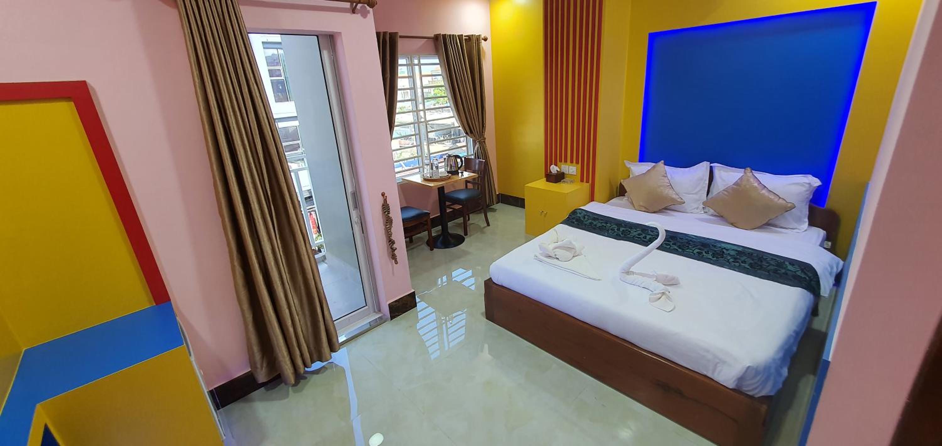 Deluxe Double Room with Balcony - Photo 17