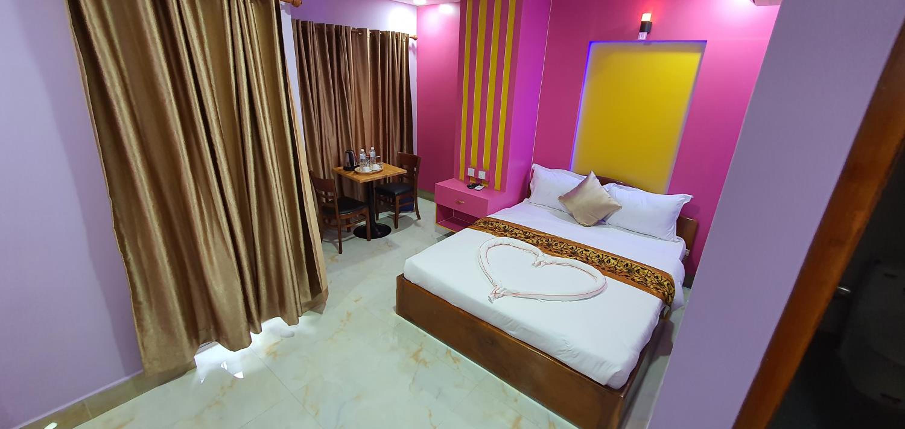 Deluxe Double Room with Balcony - Photo 14