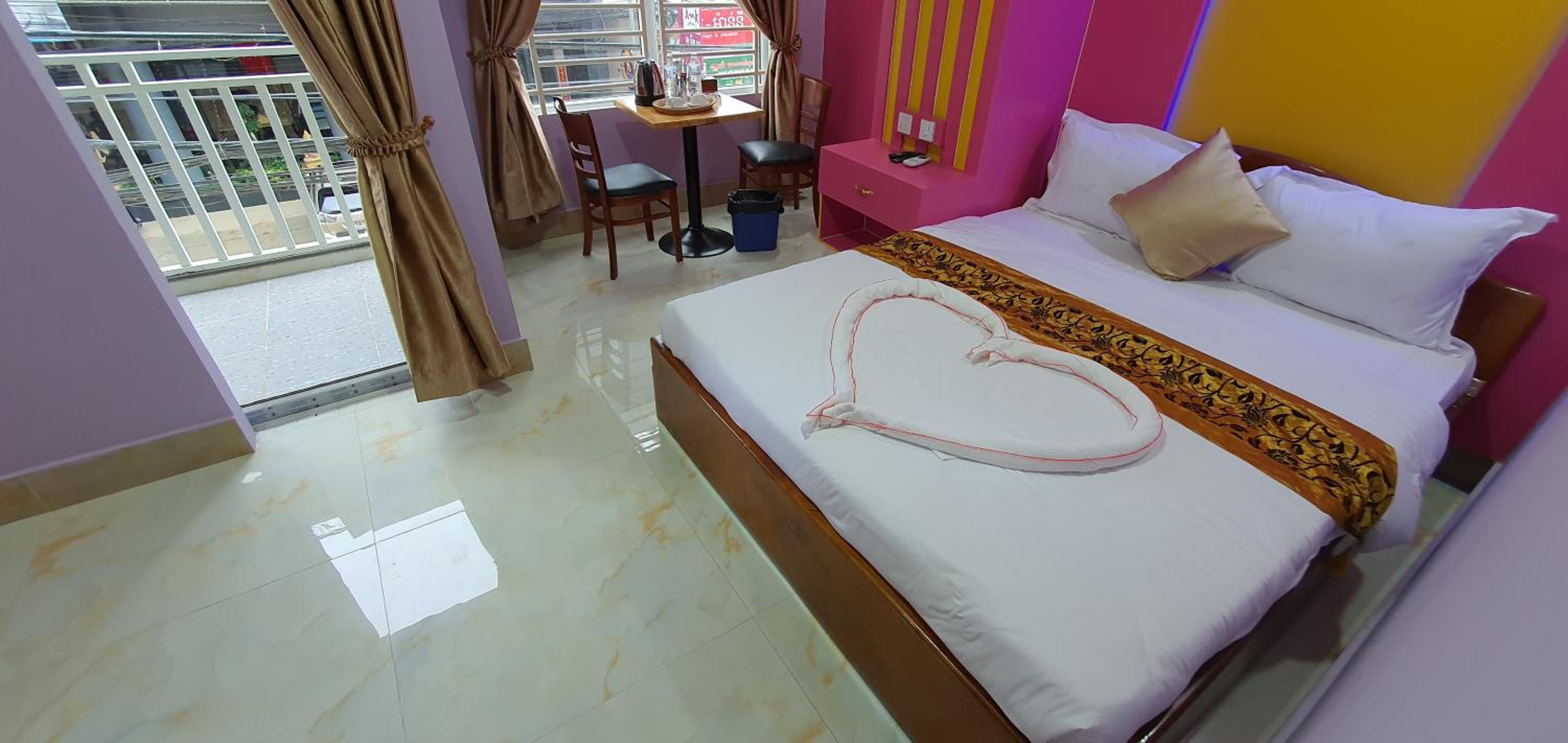 Deluxe Double Room with Balcony - Photo 13