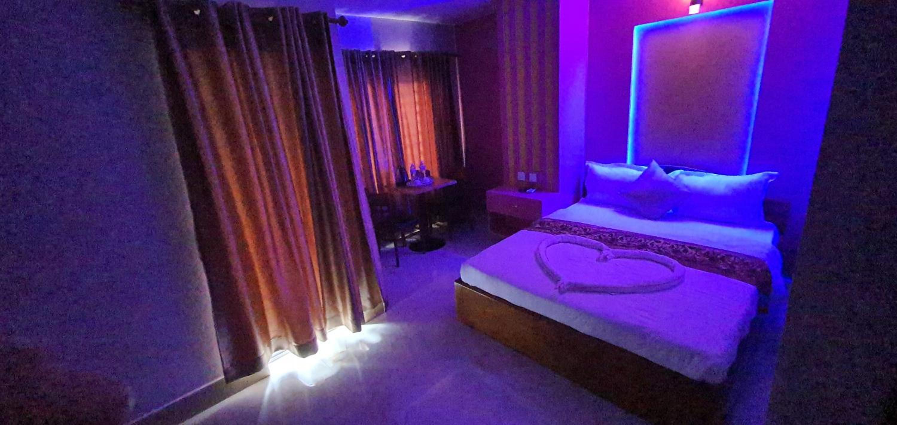 Deluxe Double Room with Balcony - Photo 8