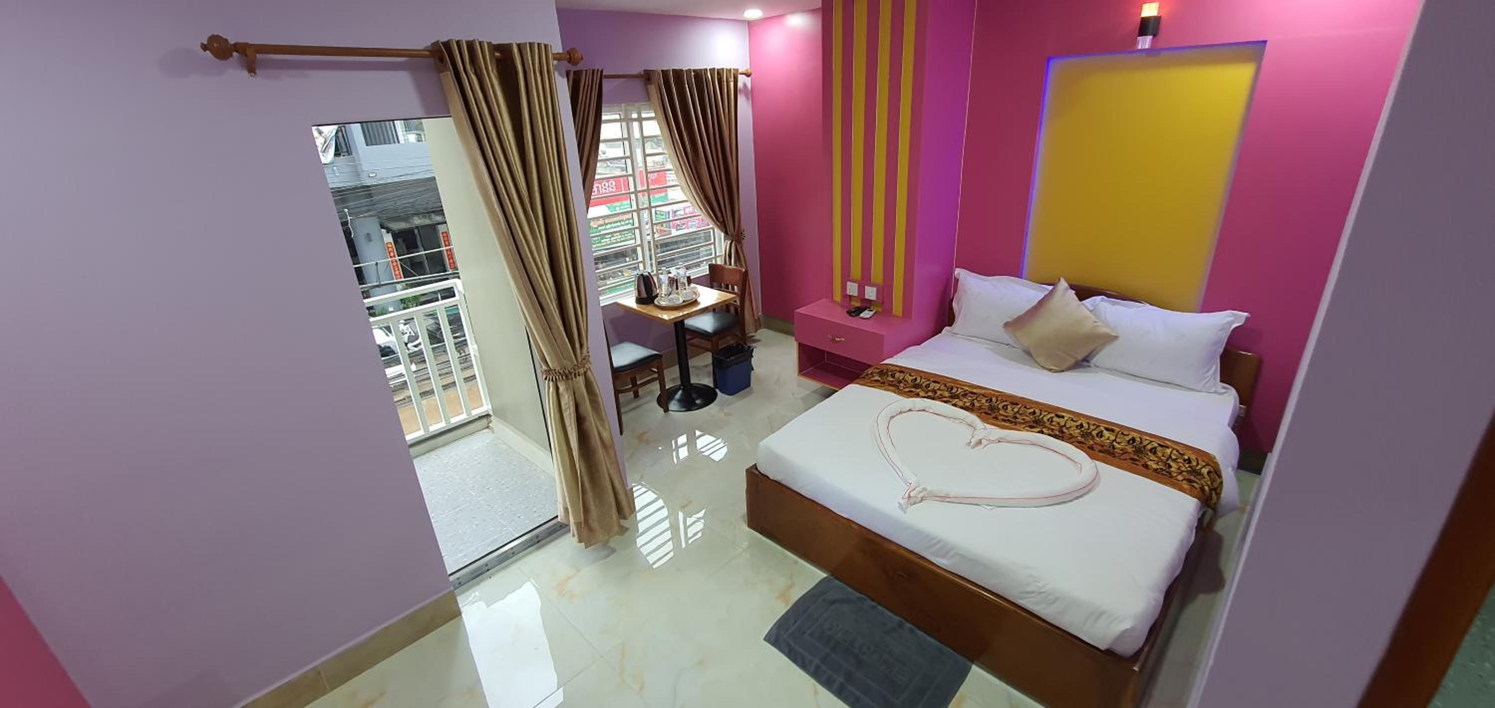 Deluxe Double Room with Balcony - Photo 7