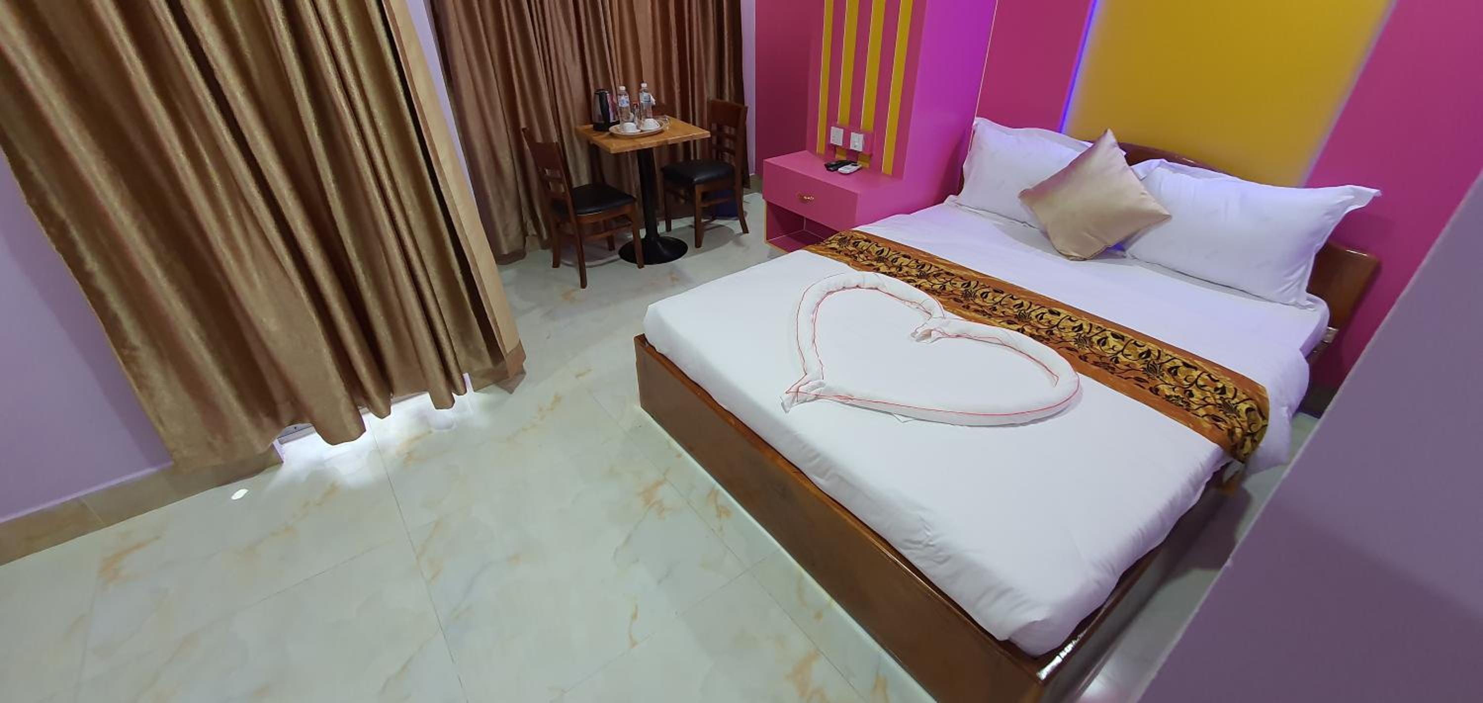 Deluxe Double Room with Balcony - Photo 5