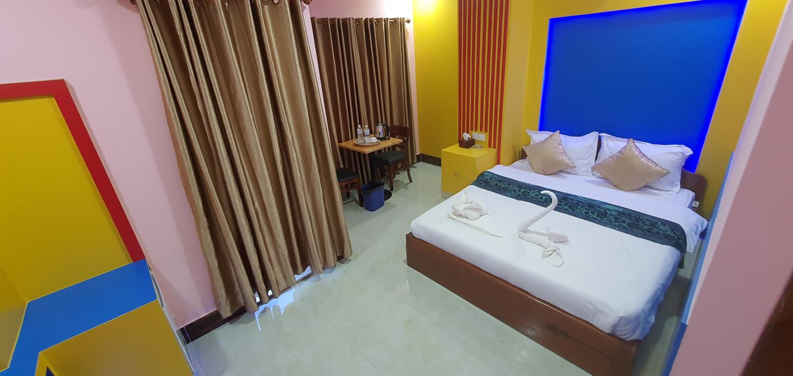 Deluxe Double Room with Balcony - Photo 12