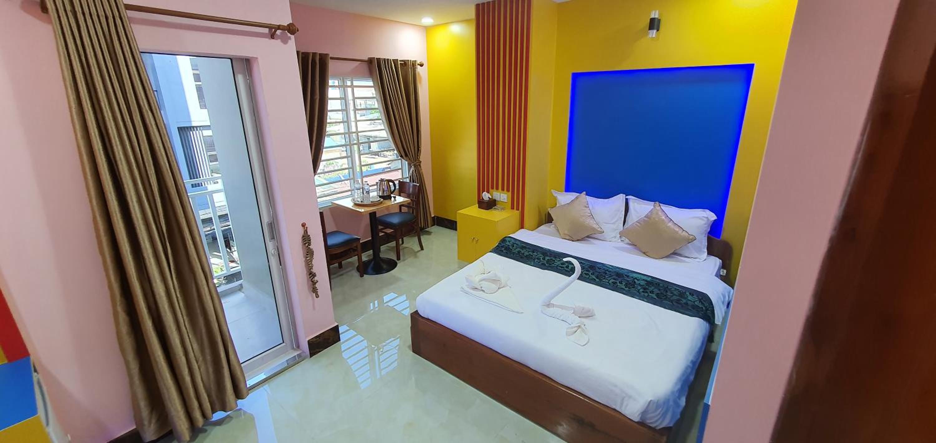 Deluxe Double Room with Balcony - Photo 11