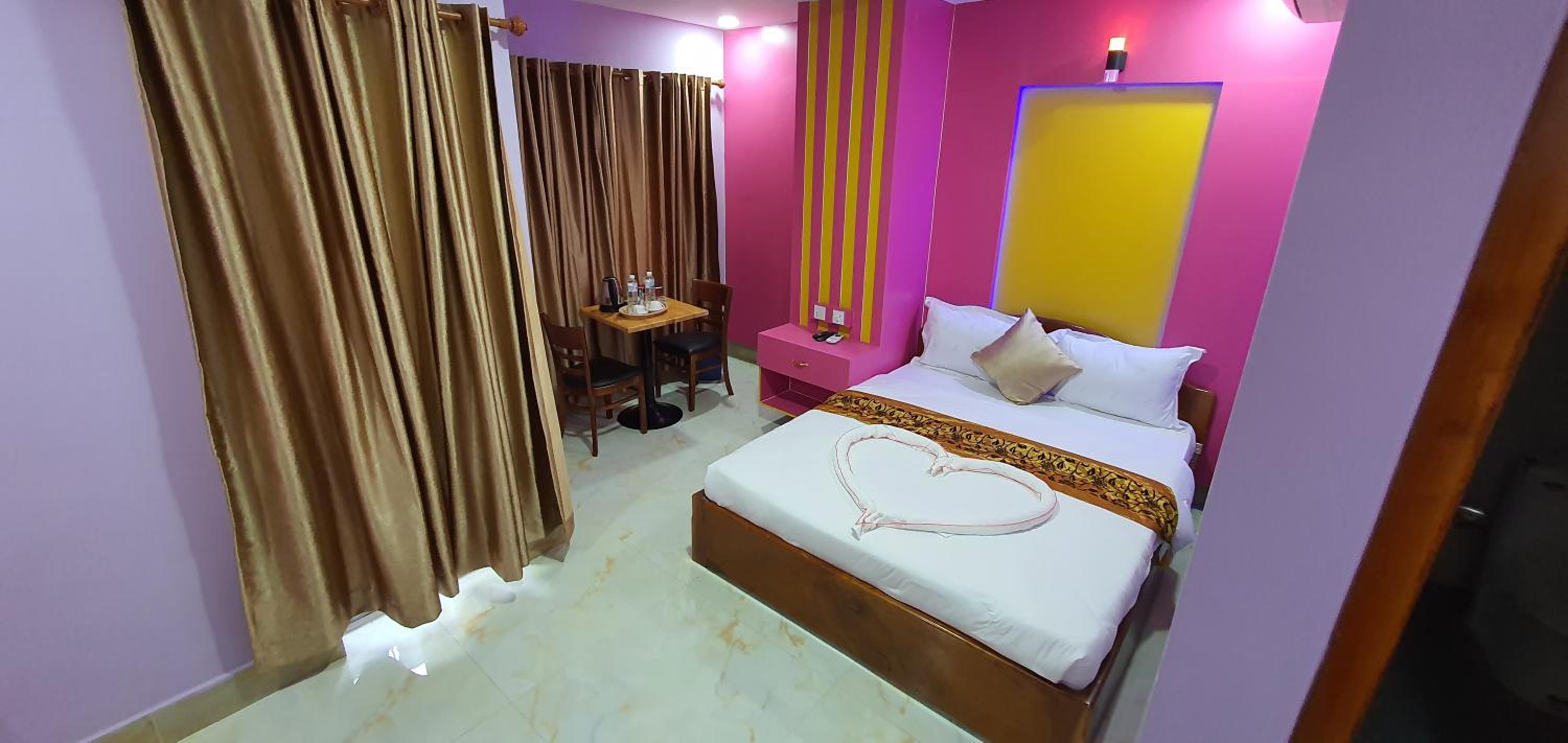 Deluxe Double Room with Balcony - Photo 10
