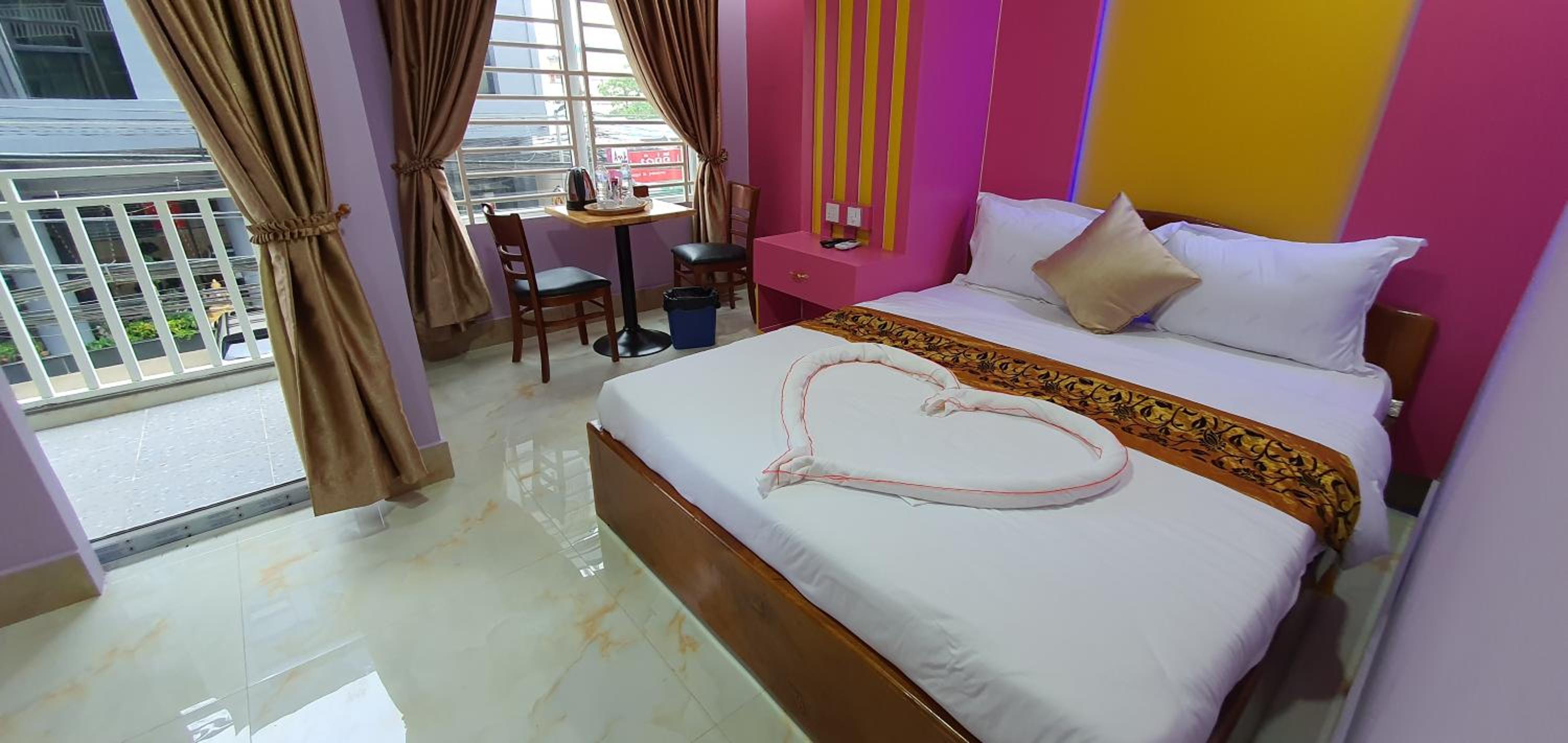 Deluxe Double Room with Balcony - Photo 9