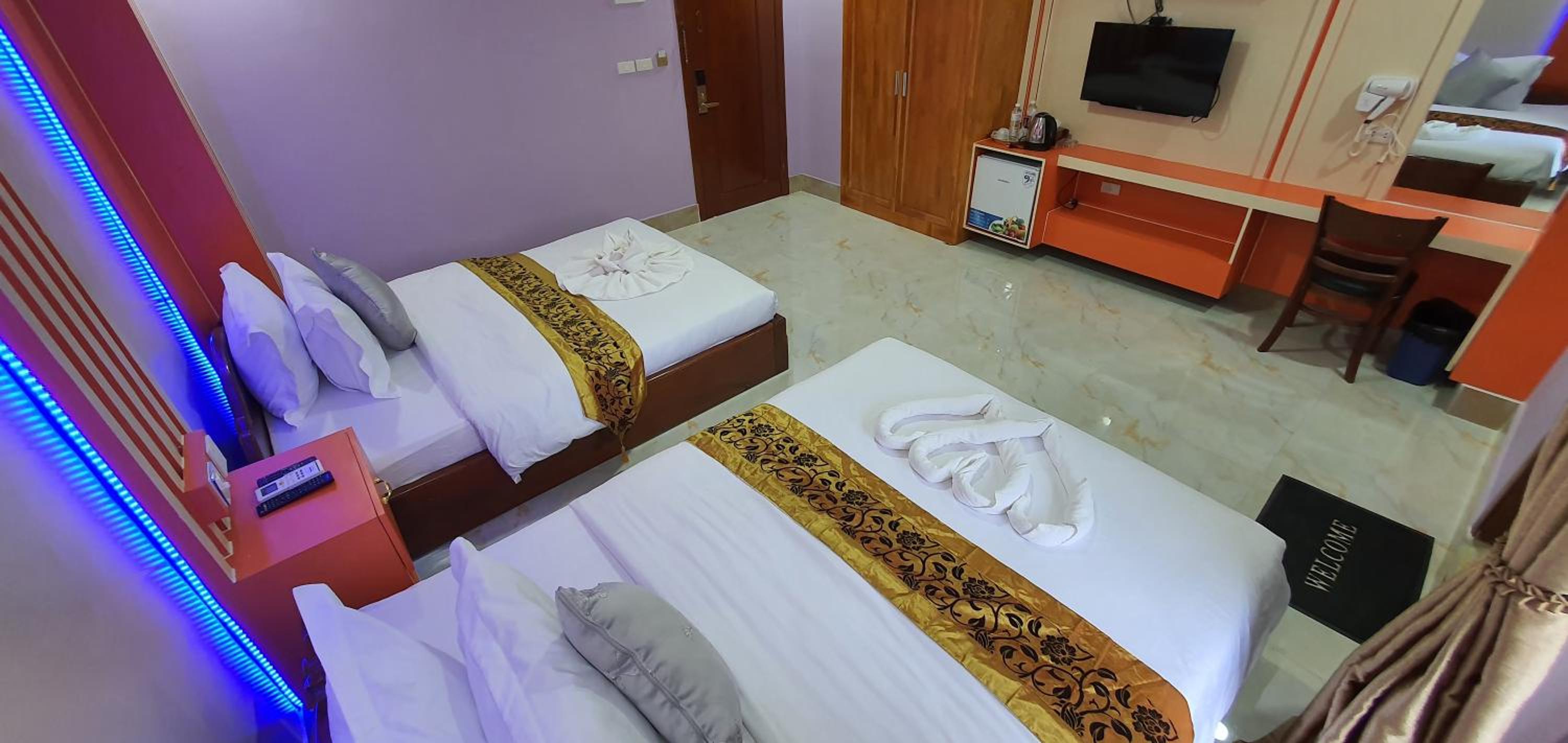 Twin Room with Balcony - Photo 2
