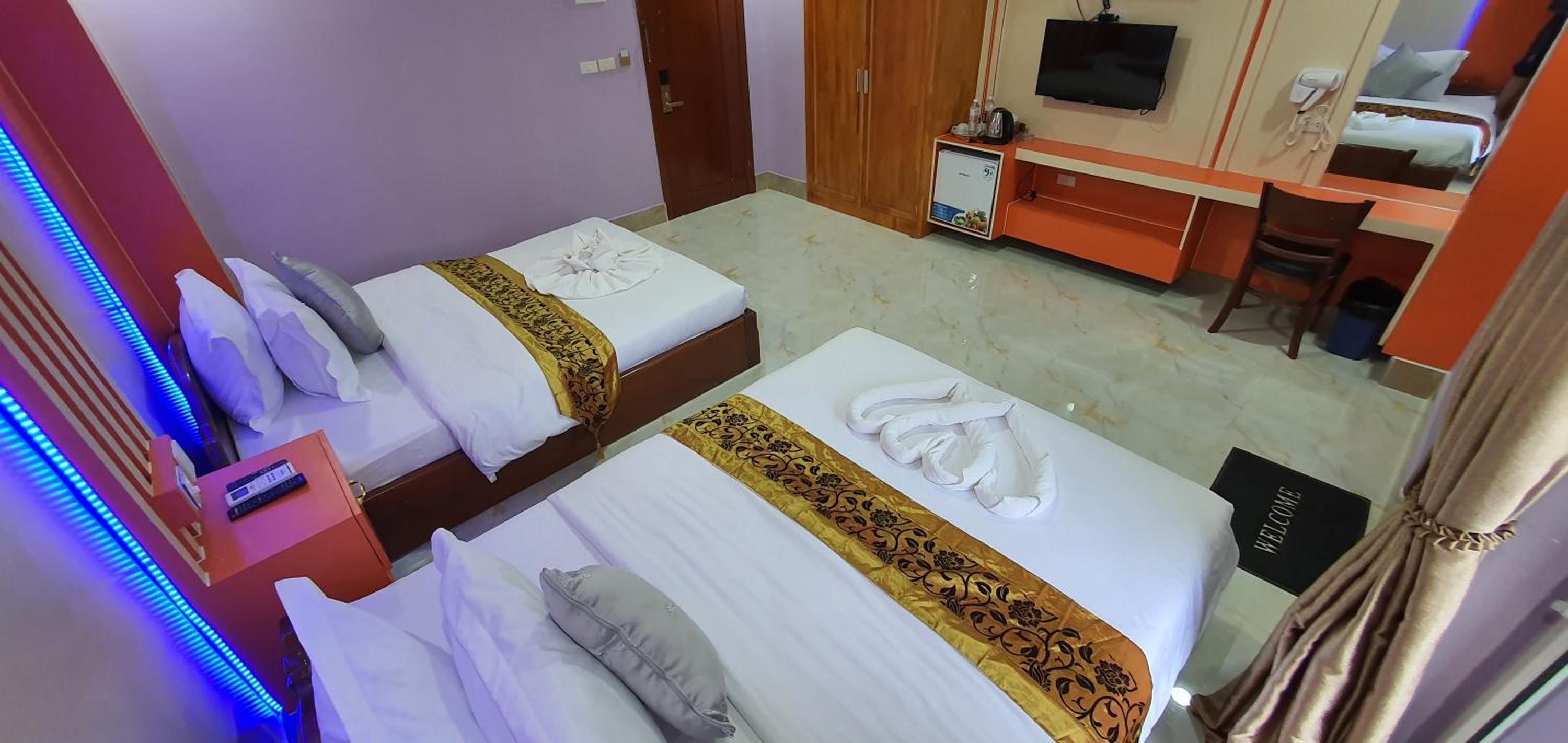 Twin Room with Balcony - Photo 10