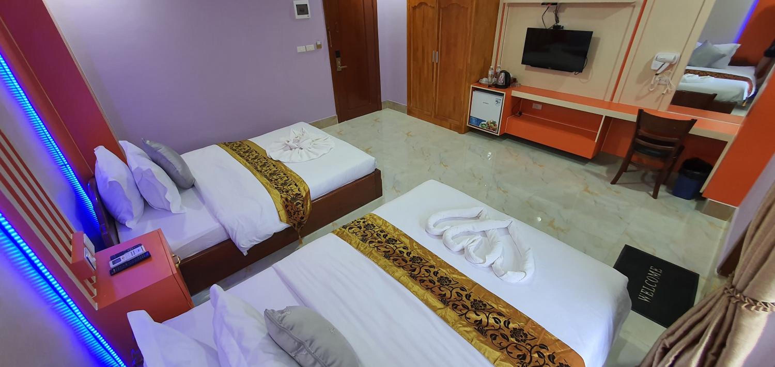 Twin Room with Balcony - Photo 12