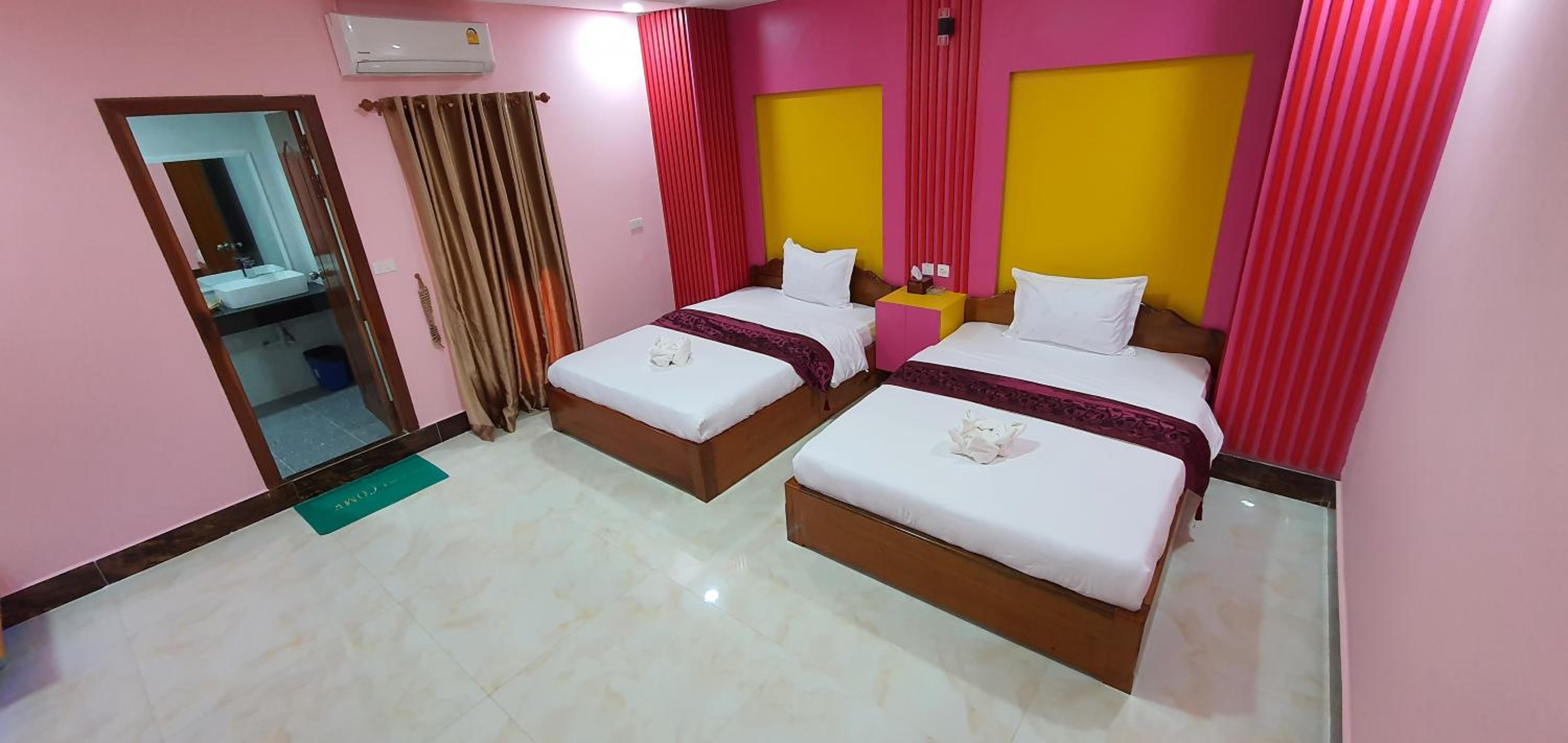 Twin Room with Balcony - Photo 14