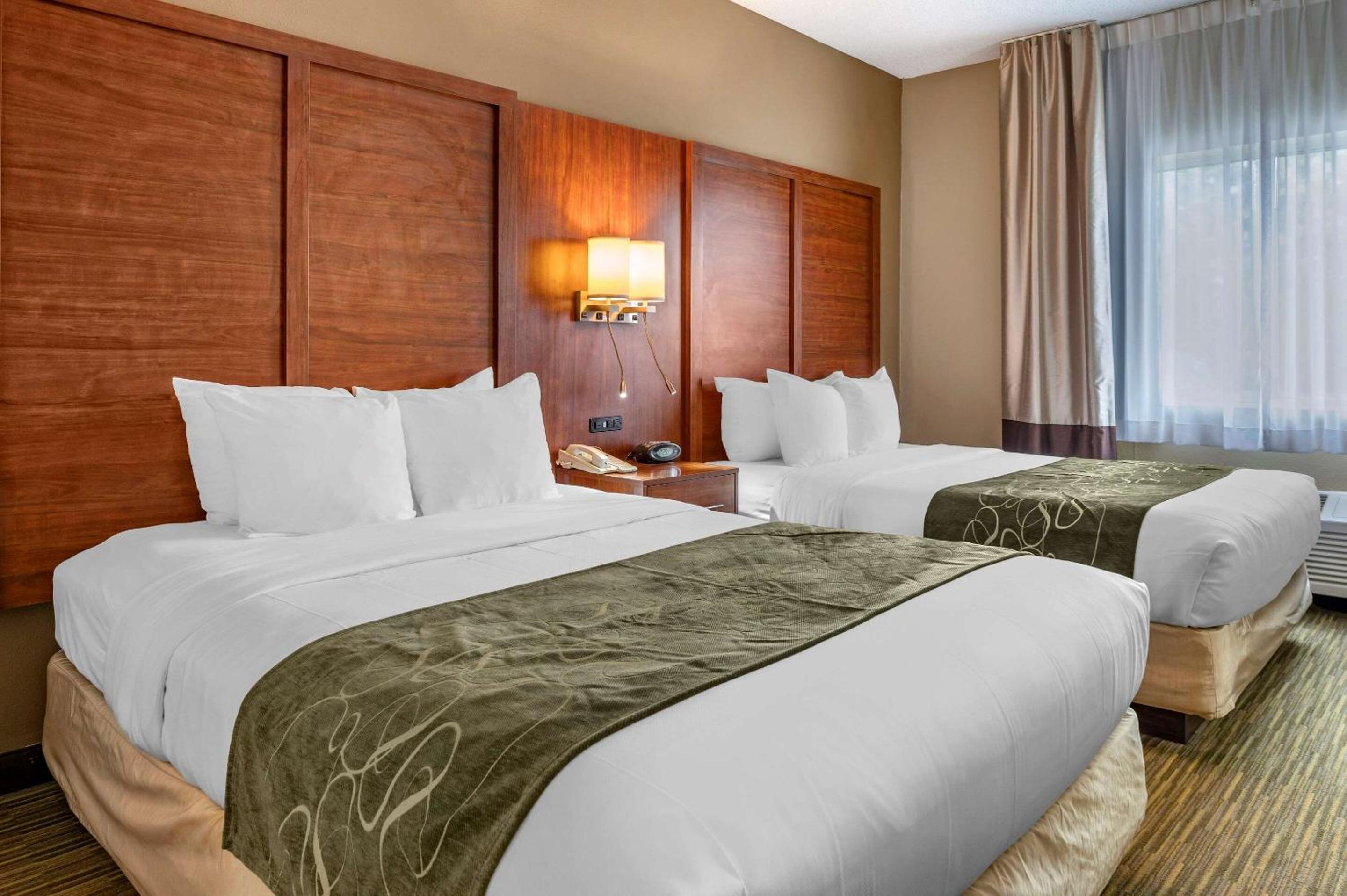 Queen Suite with Two Queen Beds - Non-Smoking - Photo 2