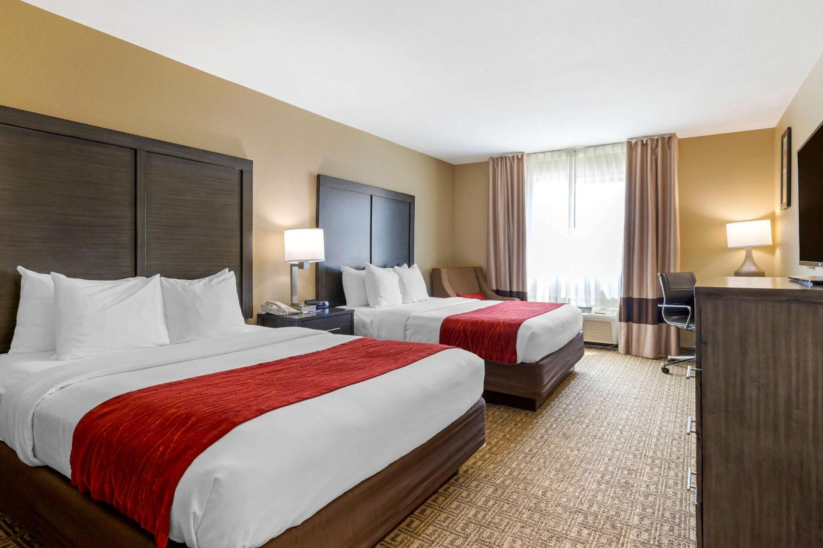 Queen Room with Two Queen Beds - Non-Smoking - Photo 1